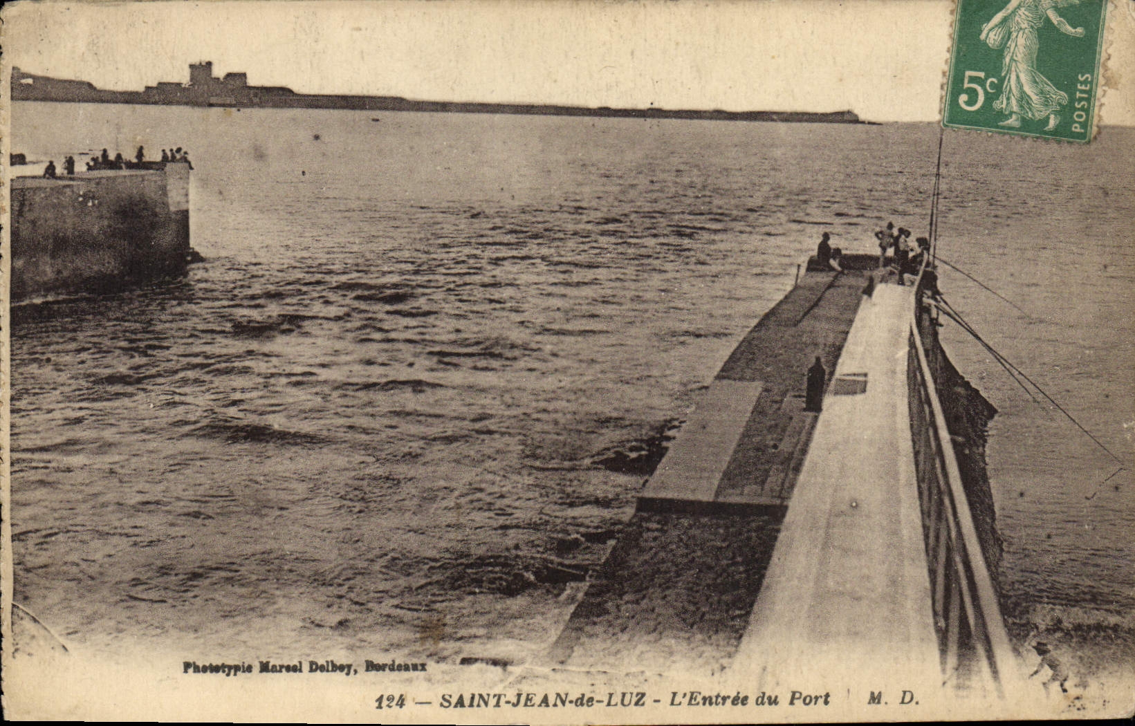 CPA Saint Jean de Luz L'Entree du Port