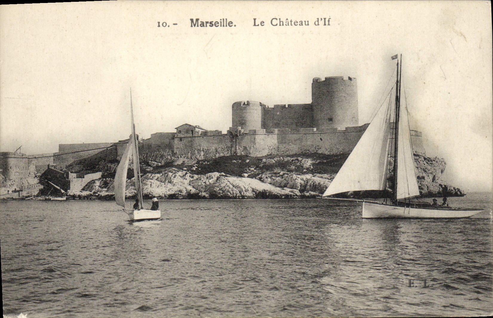 CPA Marseille Le Chatau d'lf Bateau Voilier