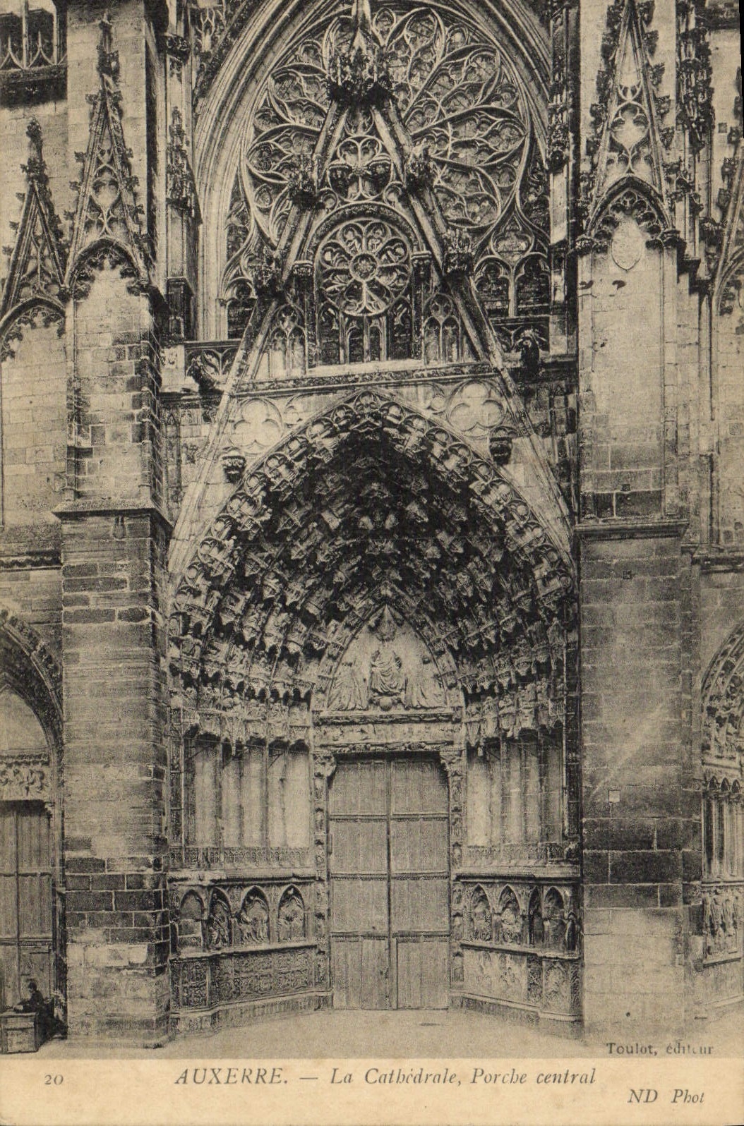 CPA Auxerre La Cathedrale Porche Central