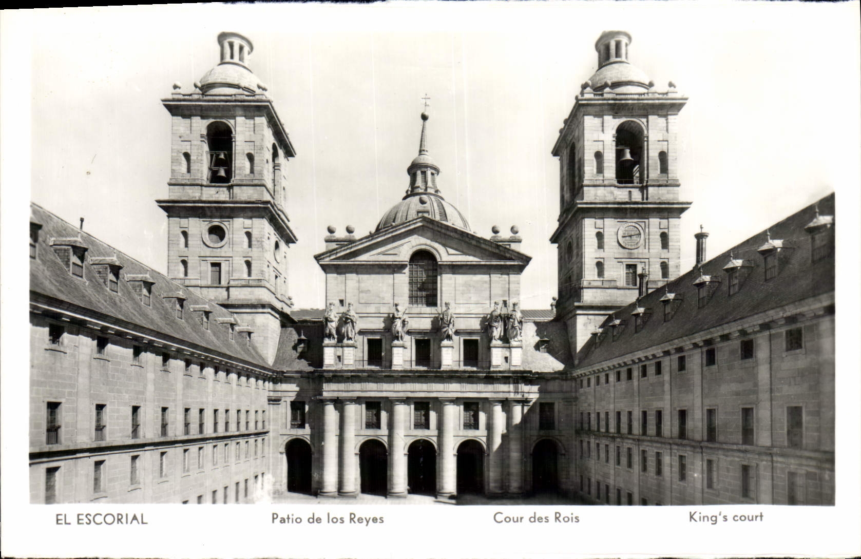 CPA El Escorial Patio de los Reyes 