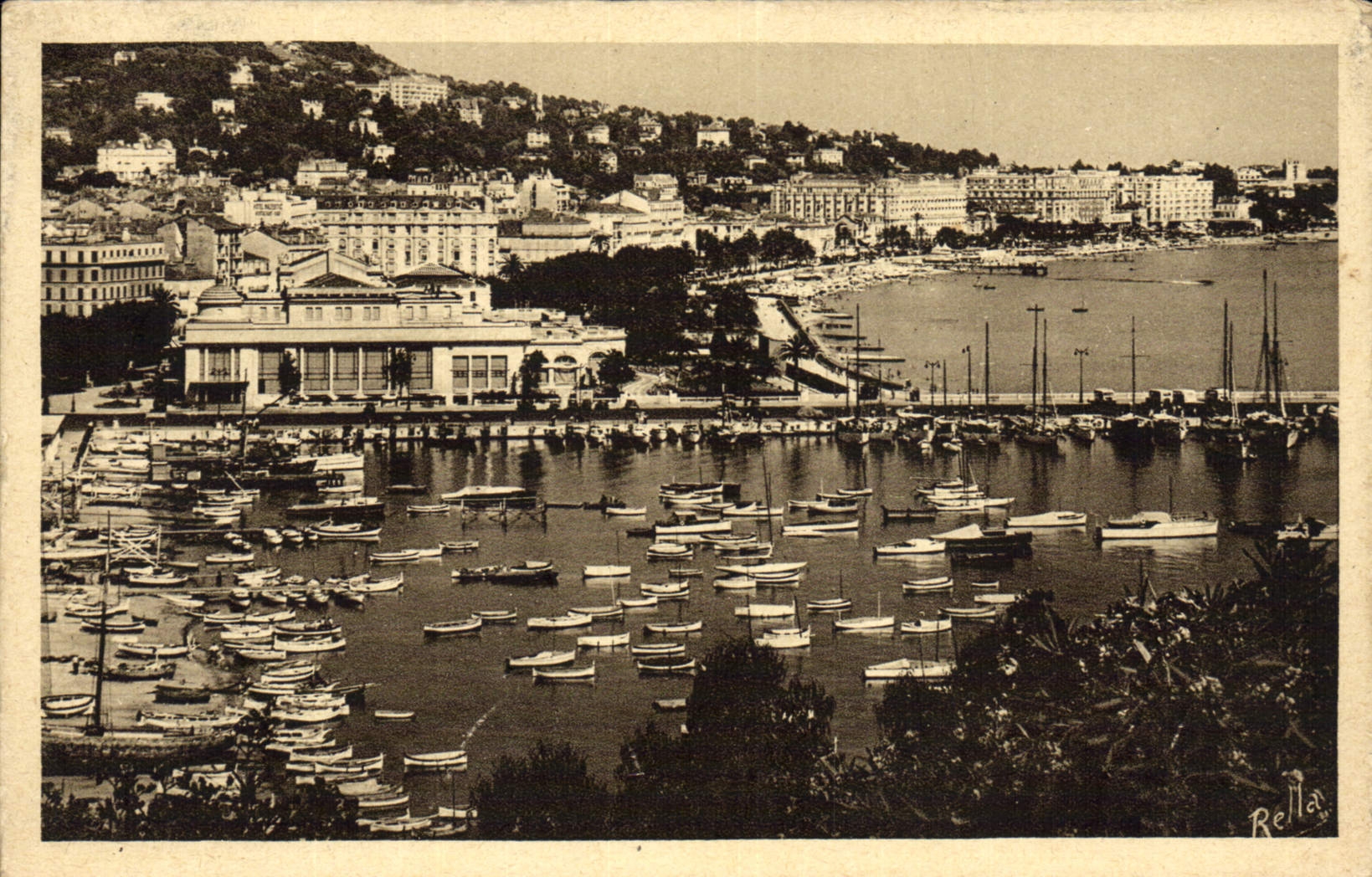 CPA Cannes Vue d'ensemble prise du Mont Chevalier Bateaux