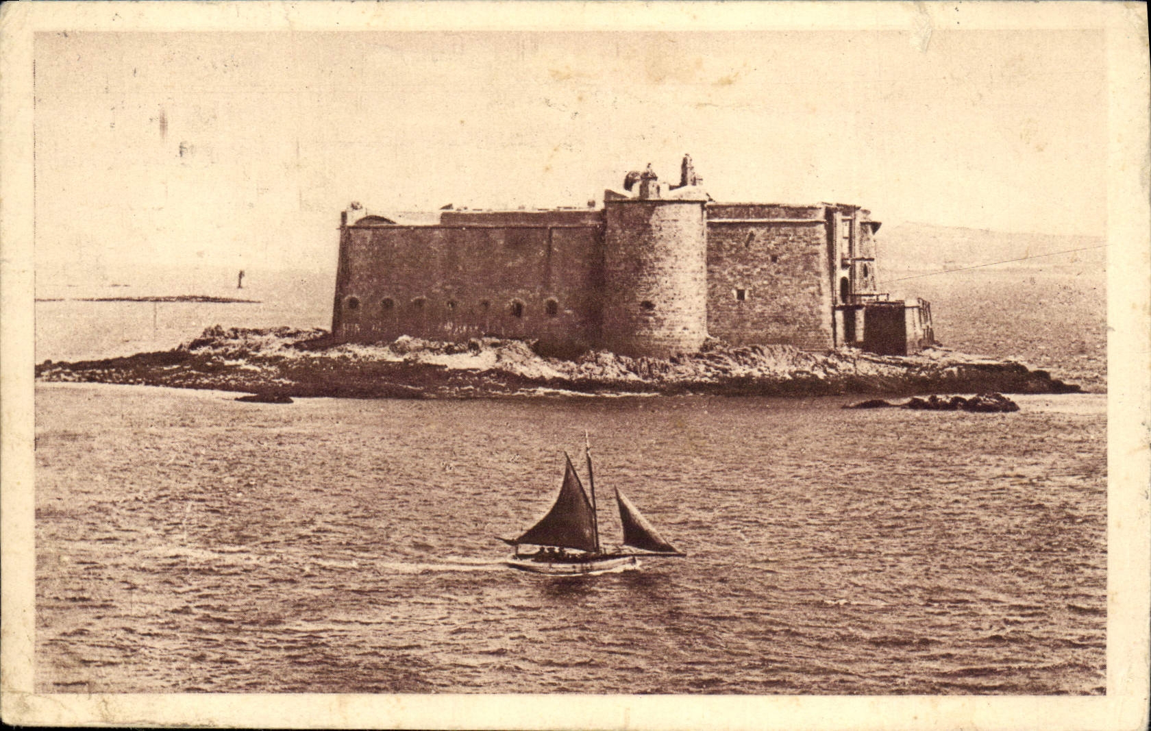 VINTAGE POSTCARD Carantec the Castle of the Bull
