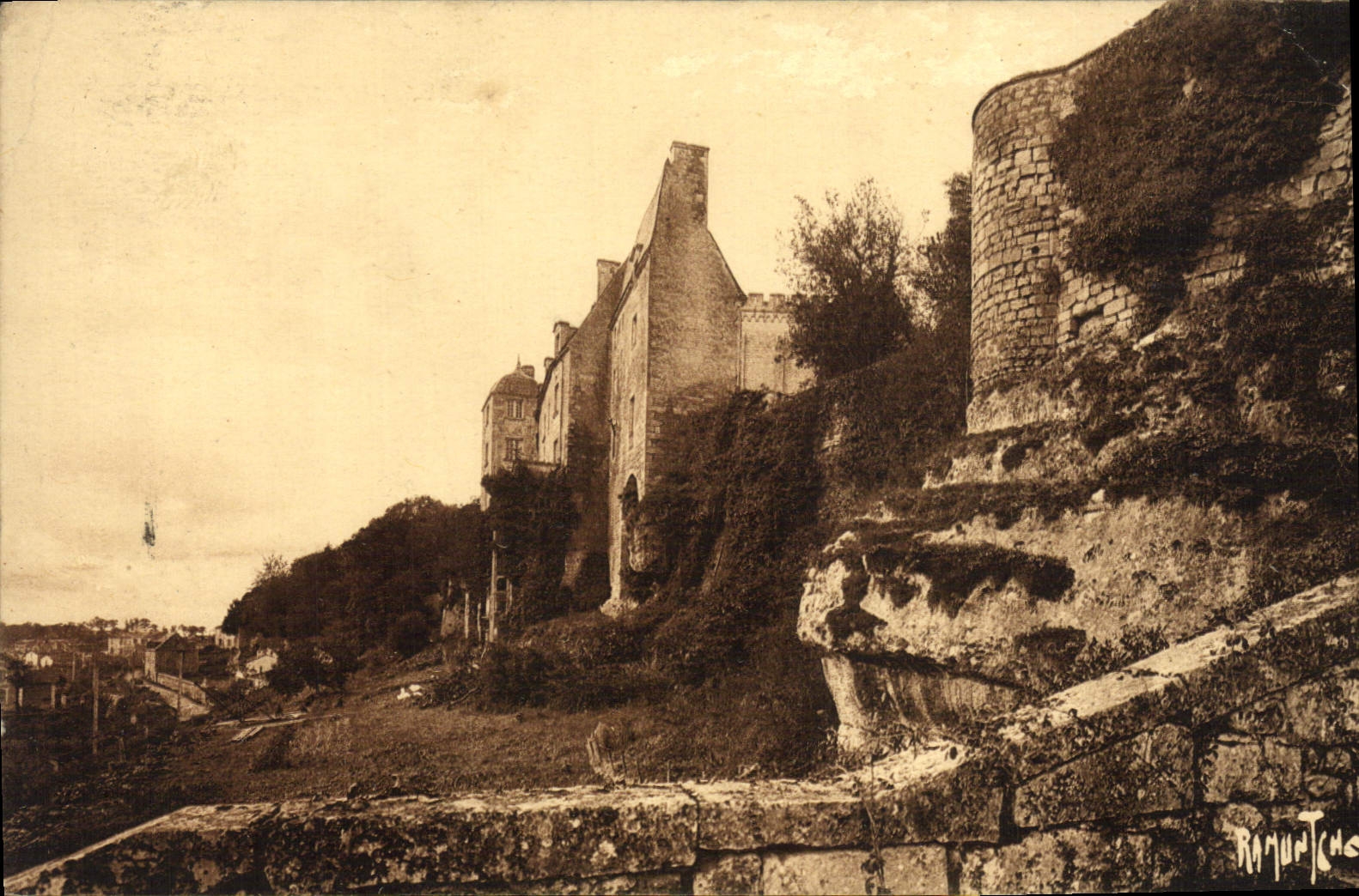 Castillo viejo de la POSTAL de la VENDIMIA del puente de Varolio de Aunis y de Saintonge