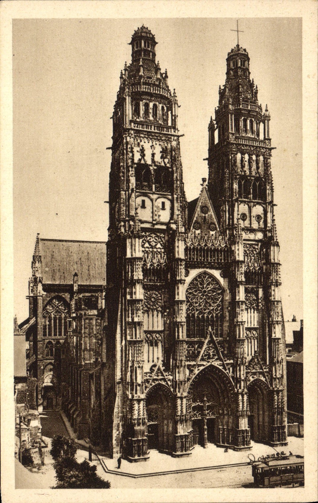 VINTAGE POSTCARD Tours the Cathedral Gatien Saint