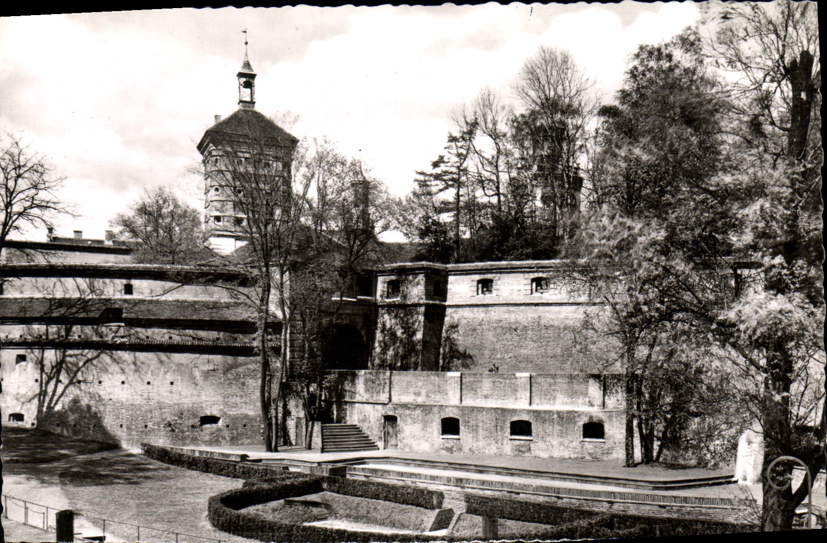 CPM Augsburg Freilichtbuhne mit rotem Tor