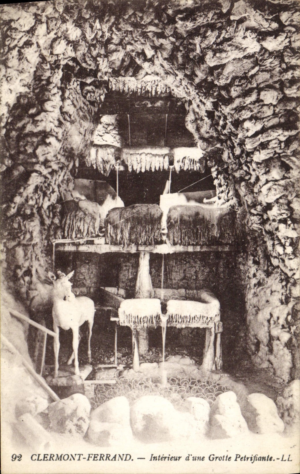 Interior de Clermont-Ferrand de la POSTAL de la VENDIMIA de una cueva Petrifying