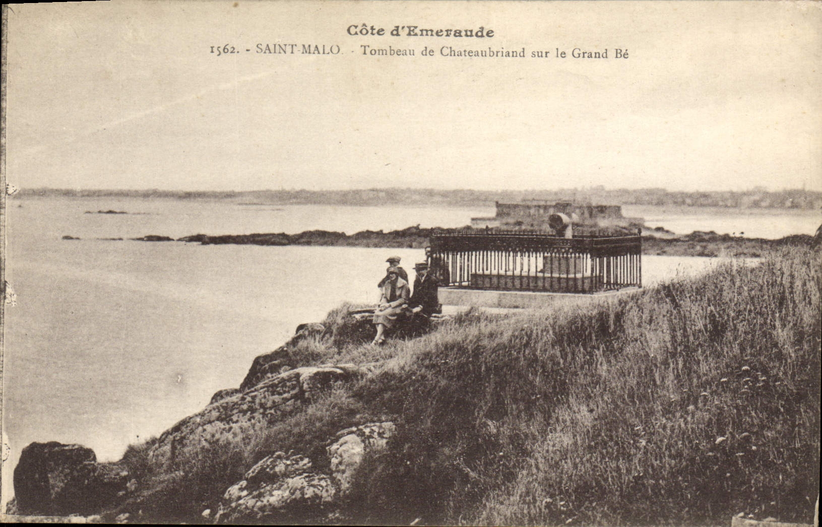 CPA Saint Malo Tombeau de Chateaubriand sur le Grand Be