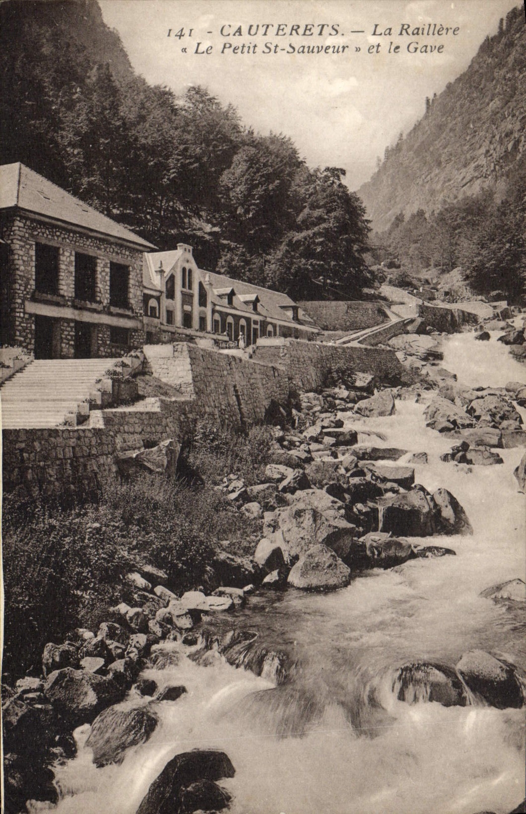 CPA Cauterets La Raillere Le Petit Saint Sauveur et le Gave