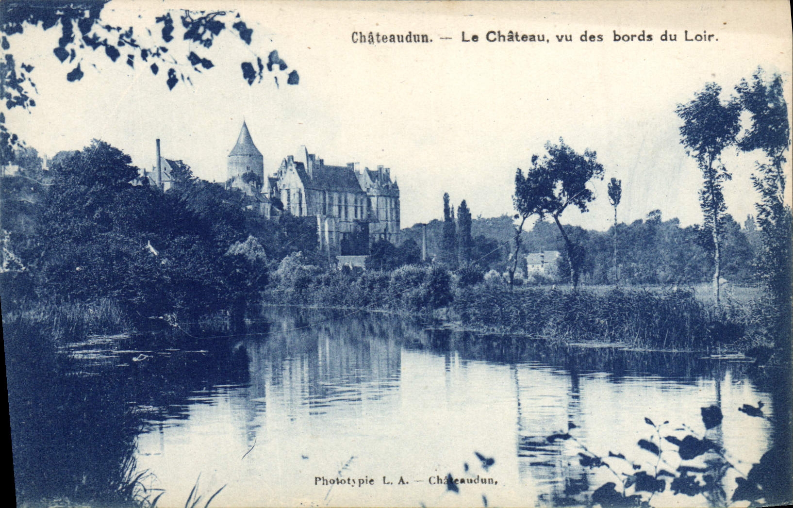 CPA Chateaudun Le Chateau vu des Bords du Loir