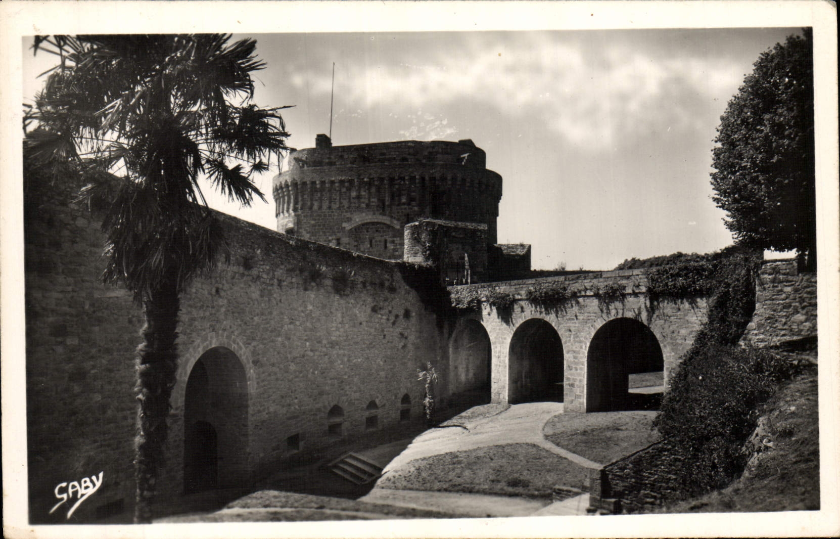 MODERN CARD Dinan Entered of the Castle