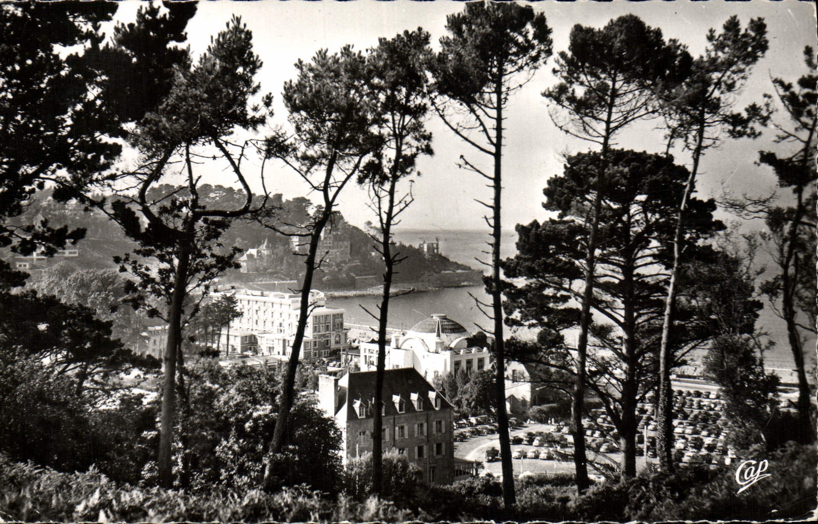 CPM Perros Guirec la Plage de Trestraou vue de la Route de la Corniche