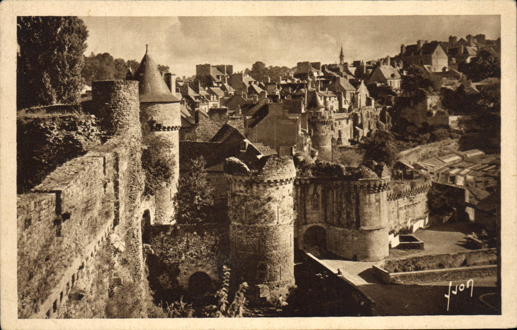 CPA Fougeres Le Chateau Porte Notre Dame et la Ville Haute
