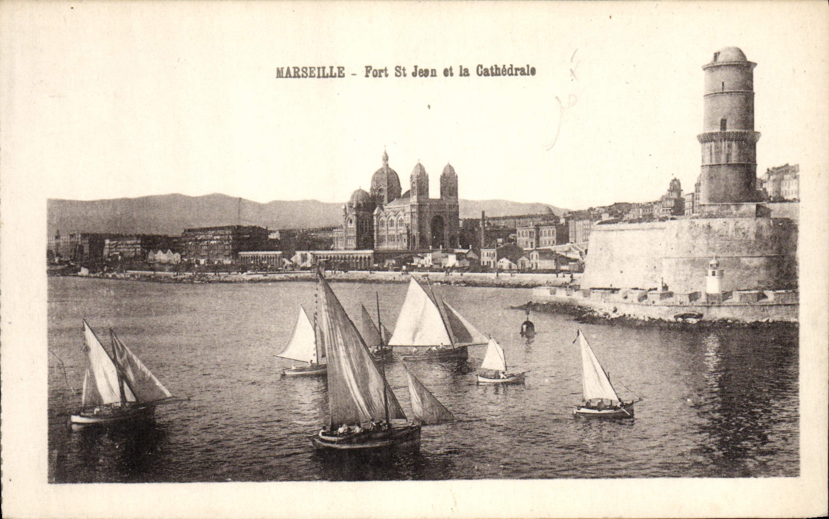 CPA Marseille Fort Saitn Jean et la Cathedrale Bateaux