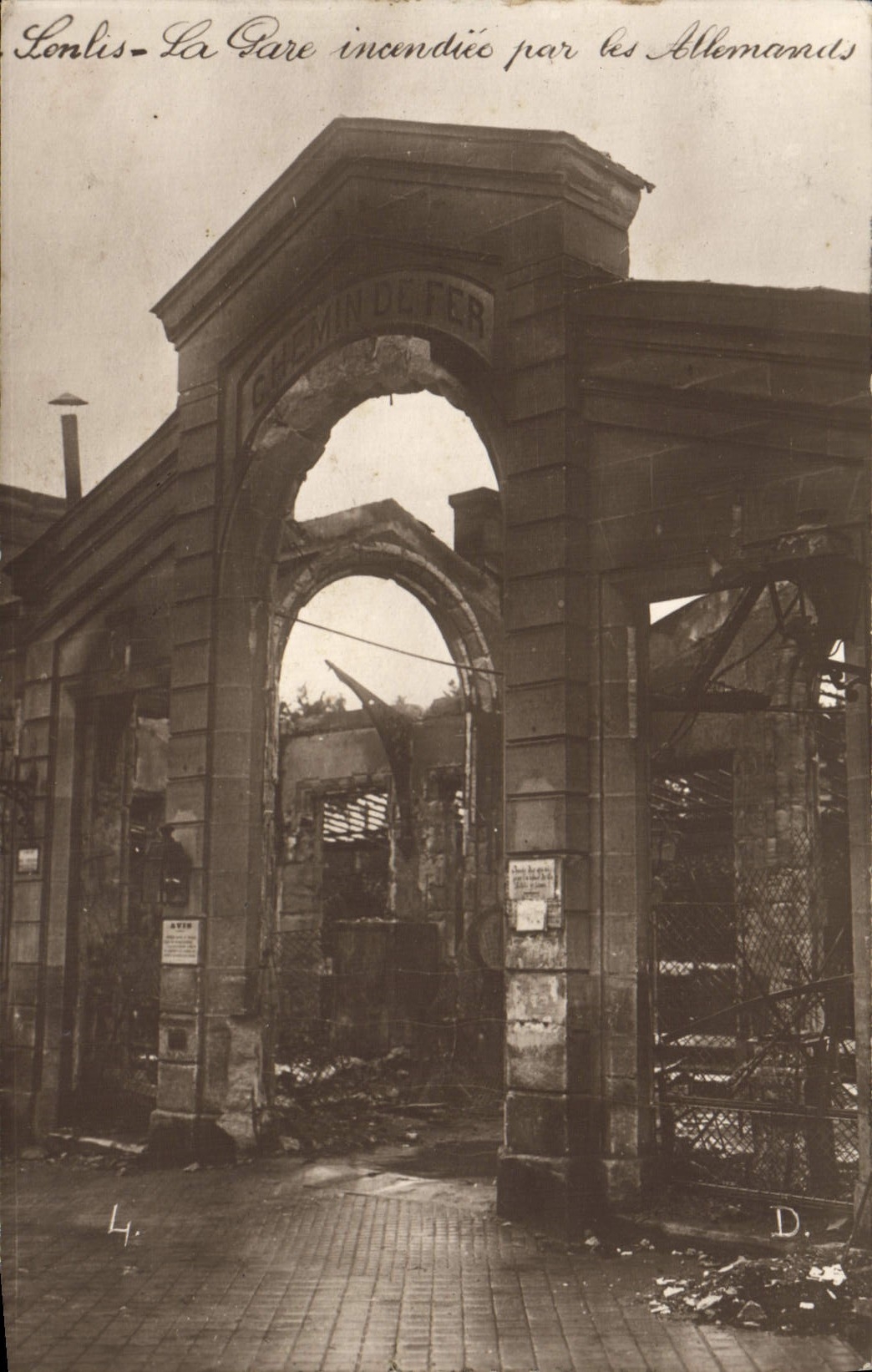 VINTAGE POSTCARD Senlis Train station Incondiee by the Militaria Germans