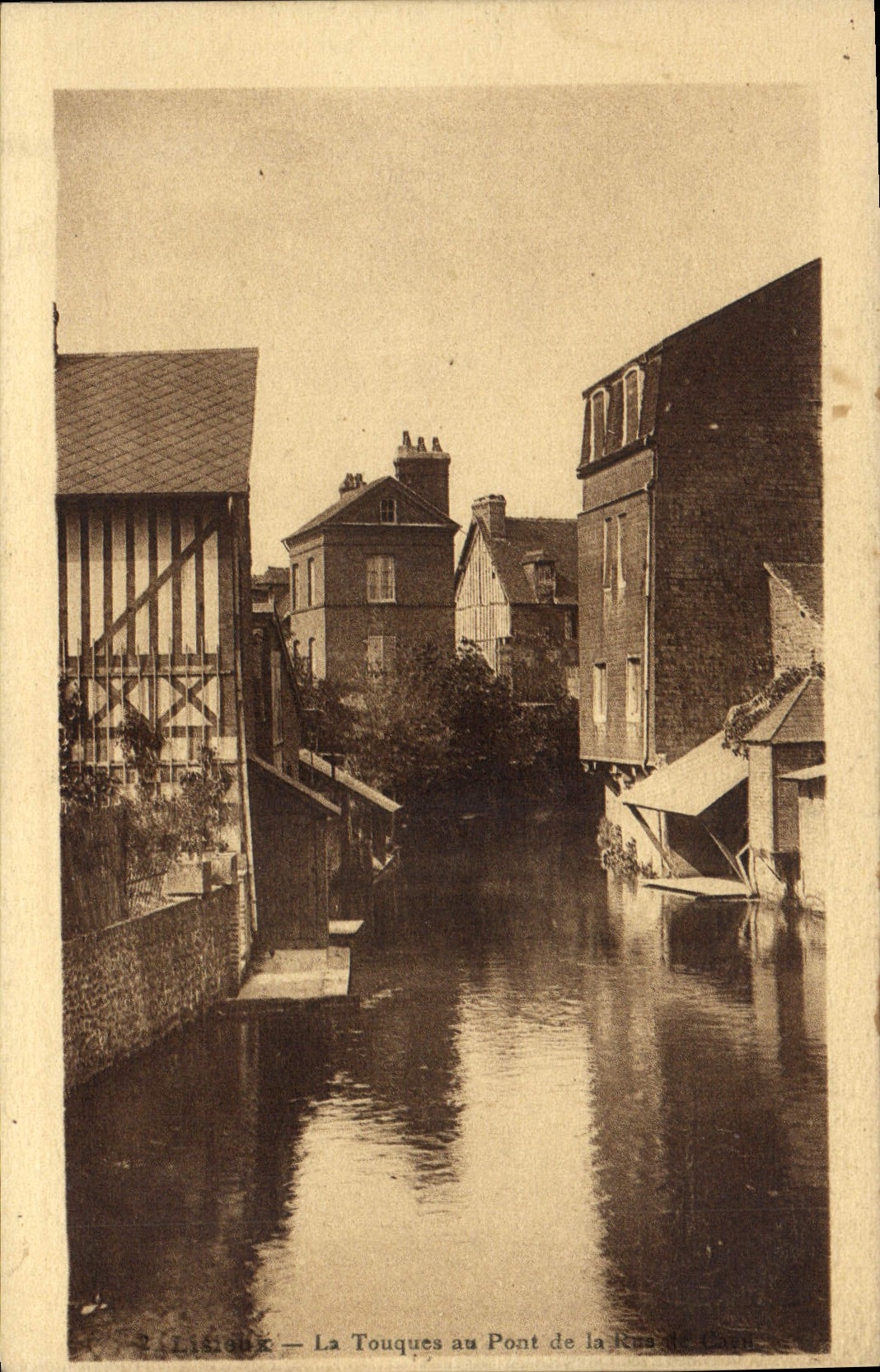 CPA Lisieux La Touques au Pont de la Rue de Caen