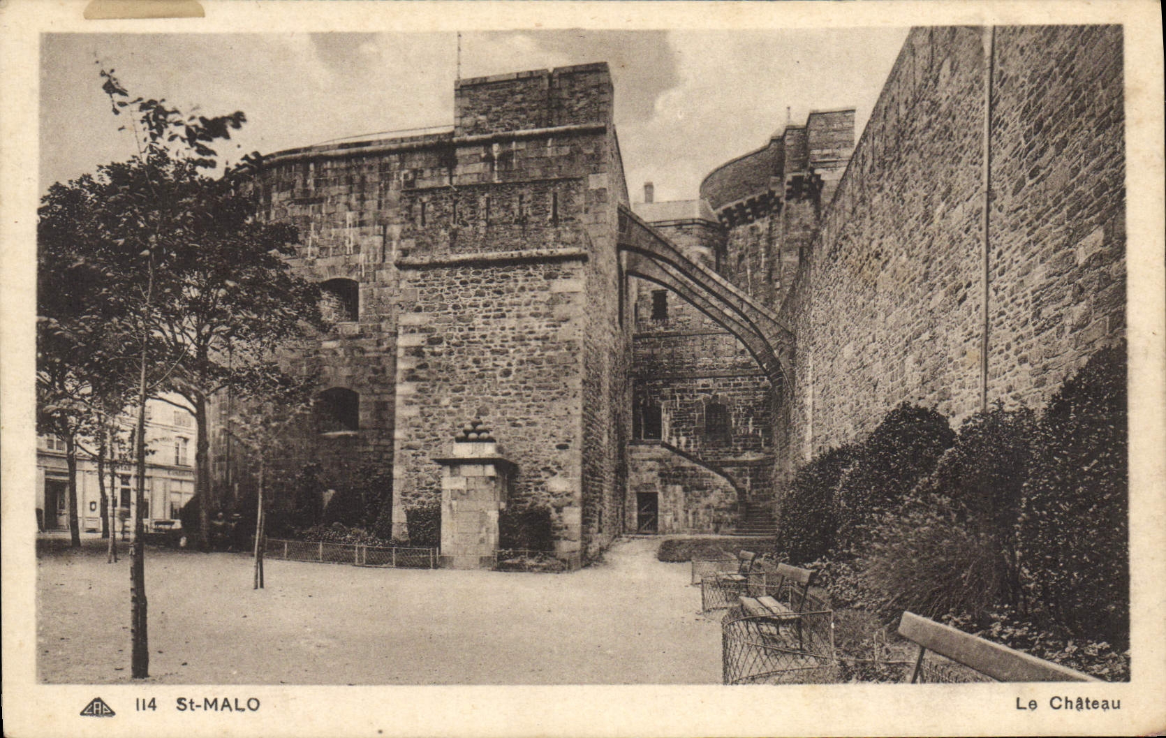 VINTAGE POSTCARD Holy Malo the Castle