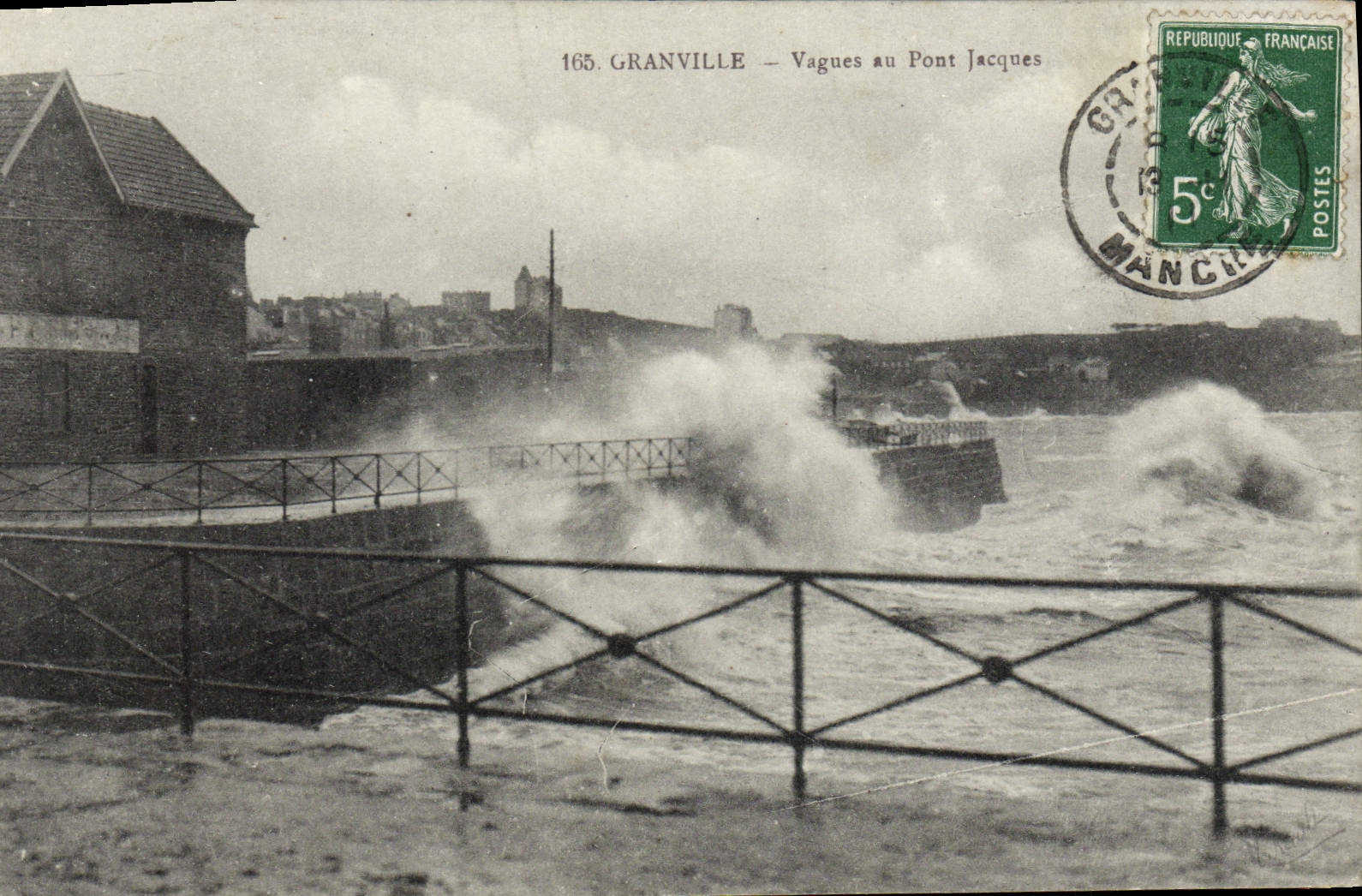 CPA Granville Vagues au Pont Jacques
