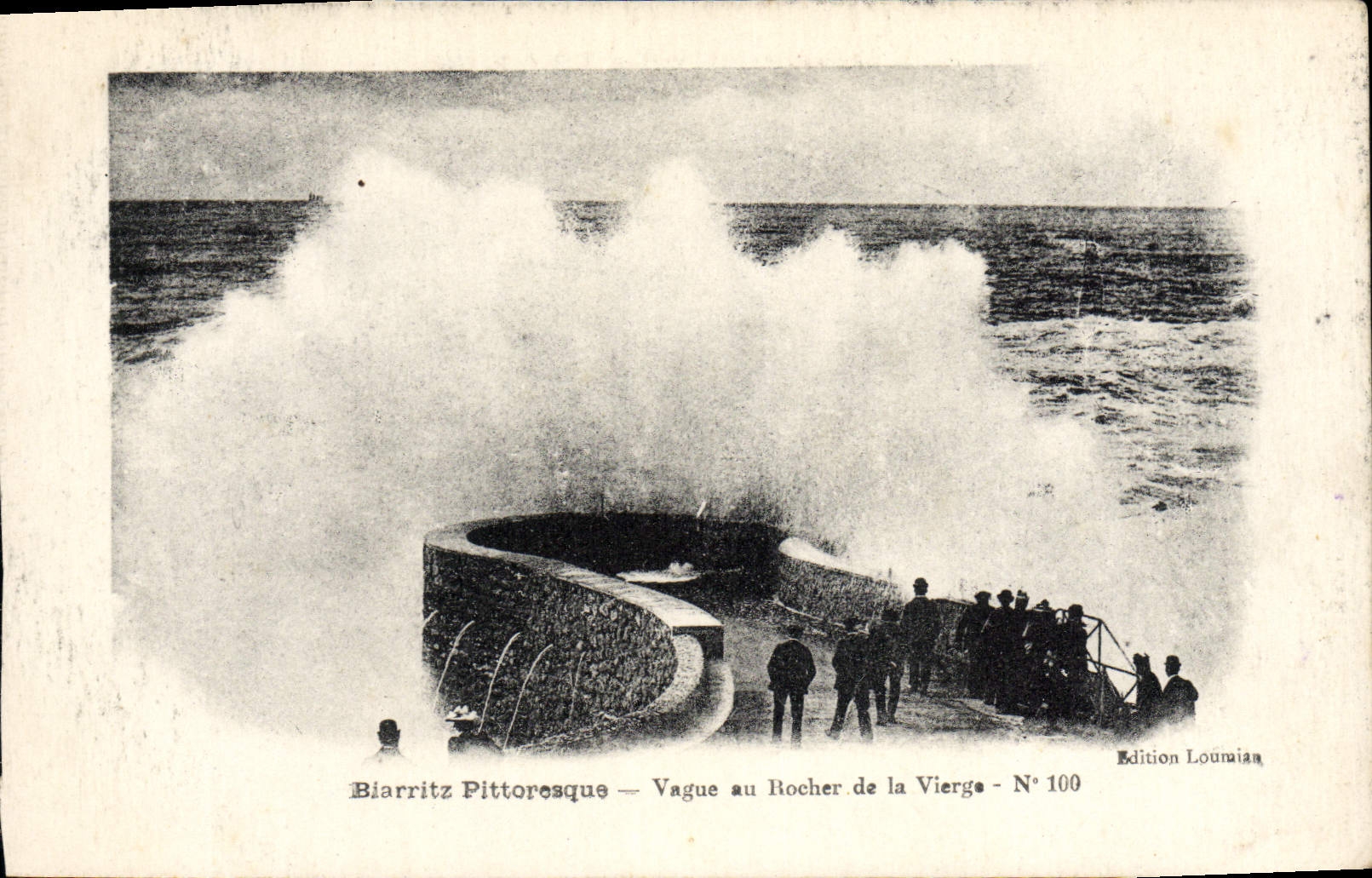 CPA Biarritz Pittoresque Vague au Rocher de la Vierge