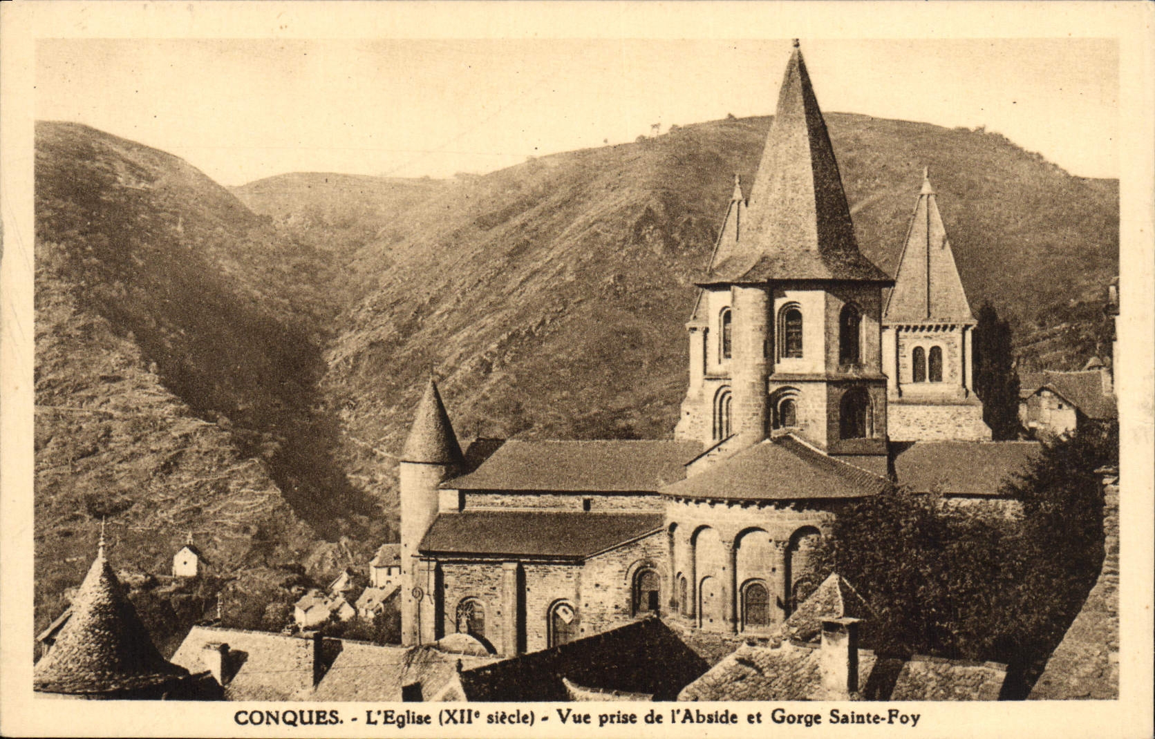 CPA Conques L'Eglise Vue Prise de L'Abside et gorge Sainte Foy