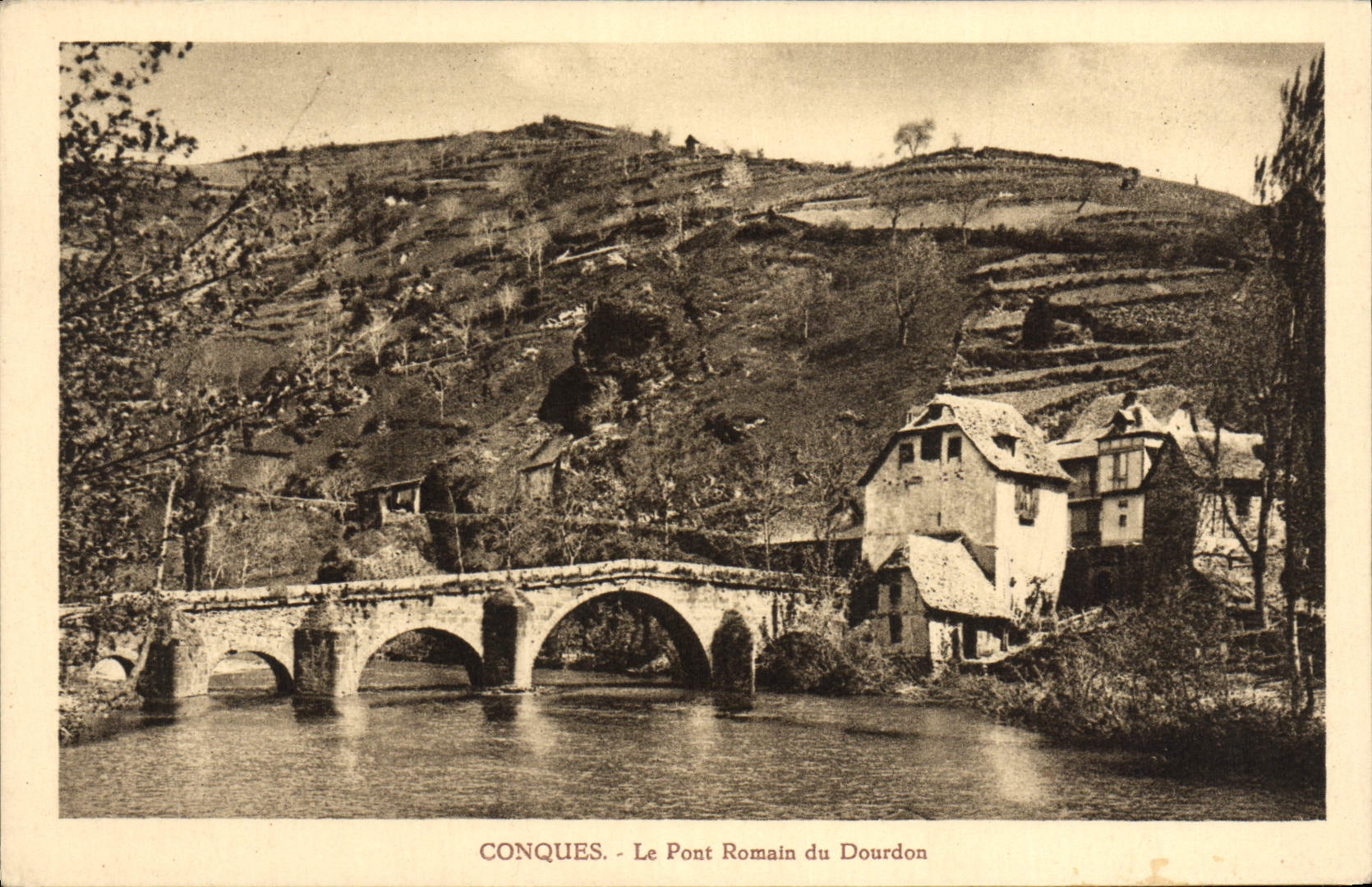 CPA Conques Le Pont Romain du Dourdon