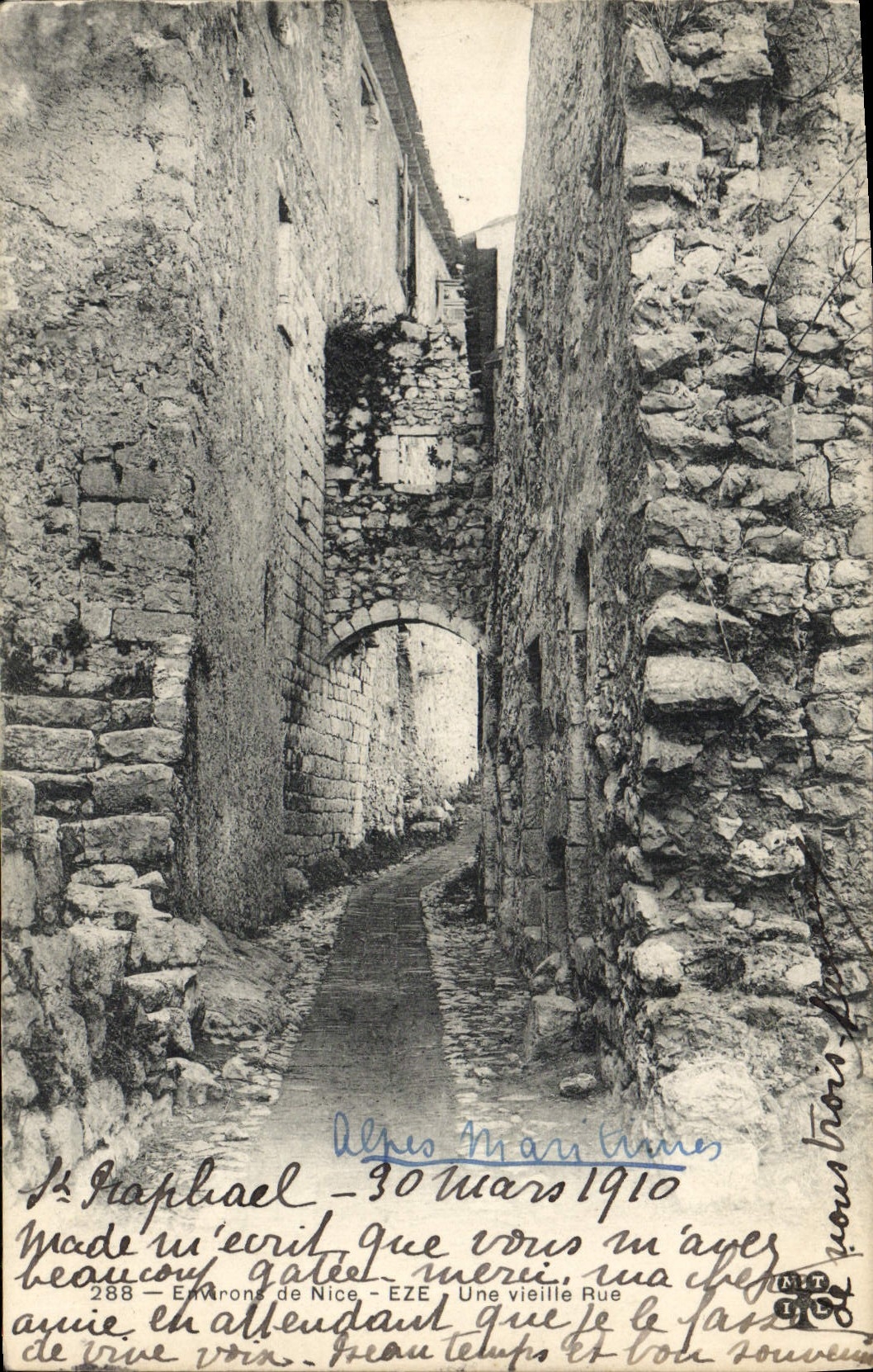 Alrededores de la POSTAL de la VENDIMIA Niza de Eze una calle vieja