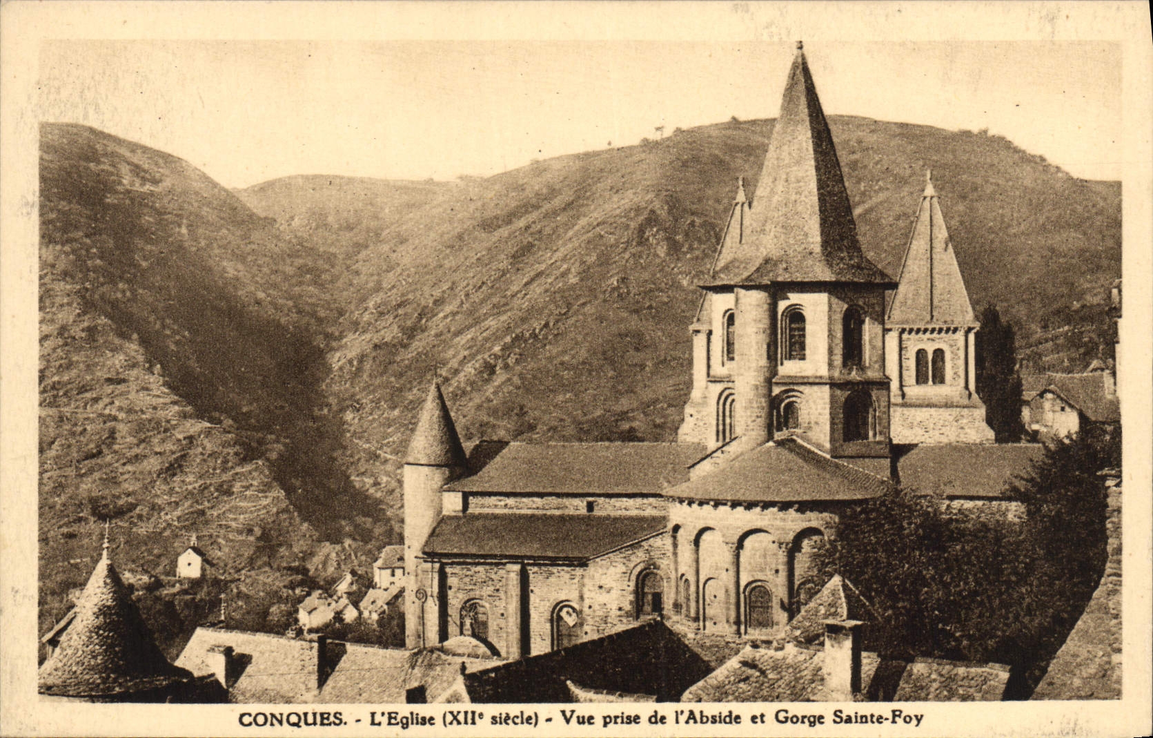 CPA Conques L'Eglise Vue Prise de l'abside et gorge Sainte Foy
