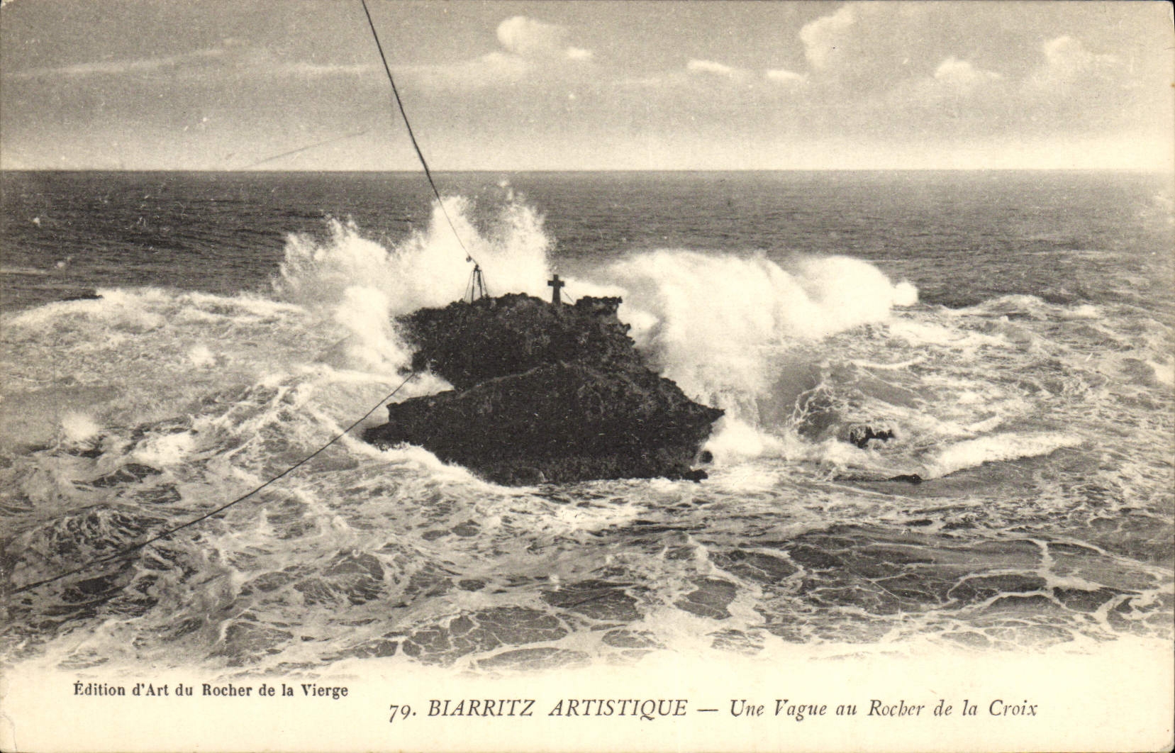 CPA Biarritz Artistique Une Vague au Rocher de la Croix