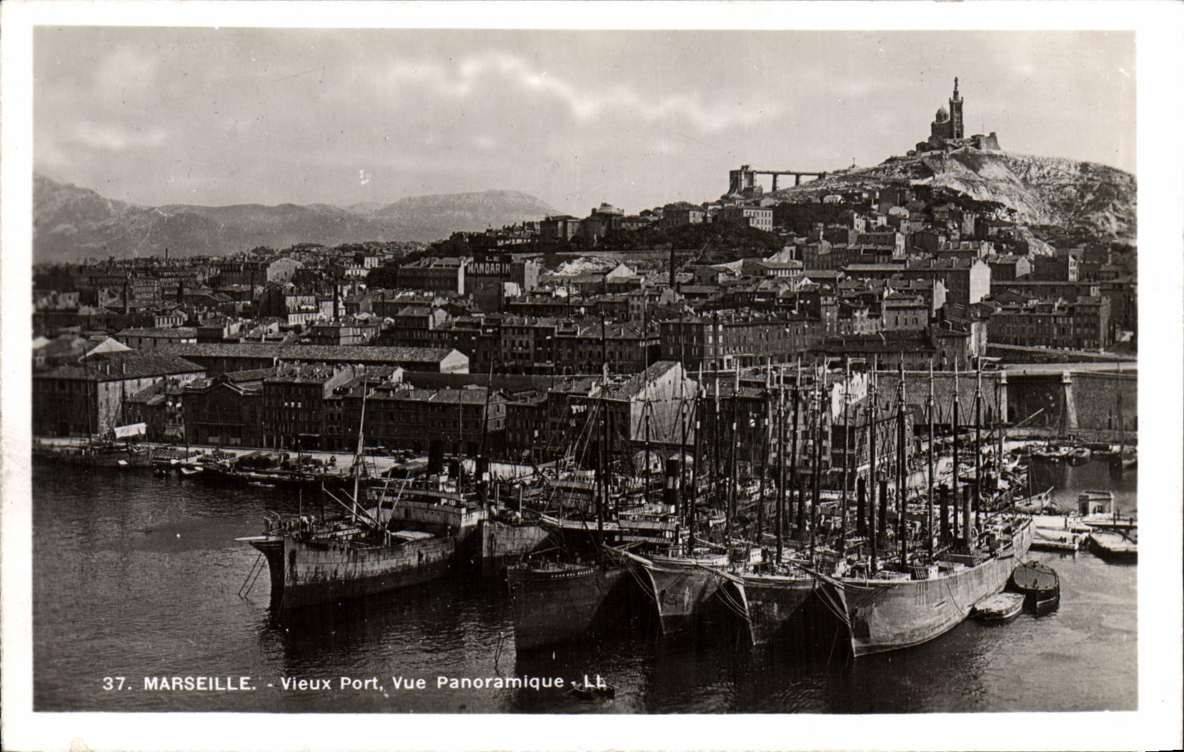 CPA Marseille Vieux port Vue panoramique Bateaux