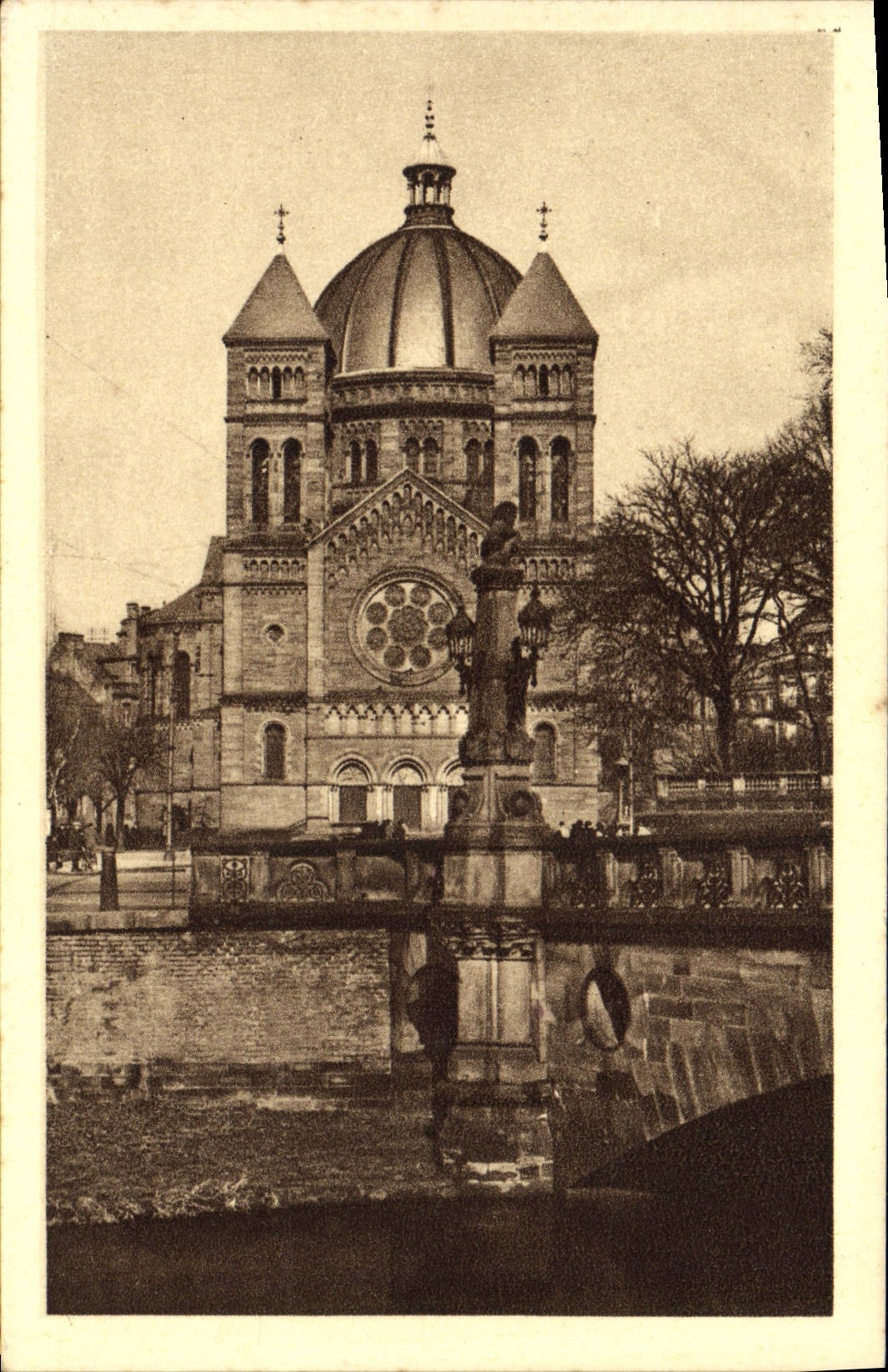 VINTAGE POSTCARD Strasbourg Pierre Church the Young person