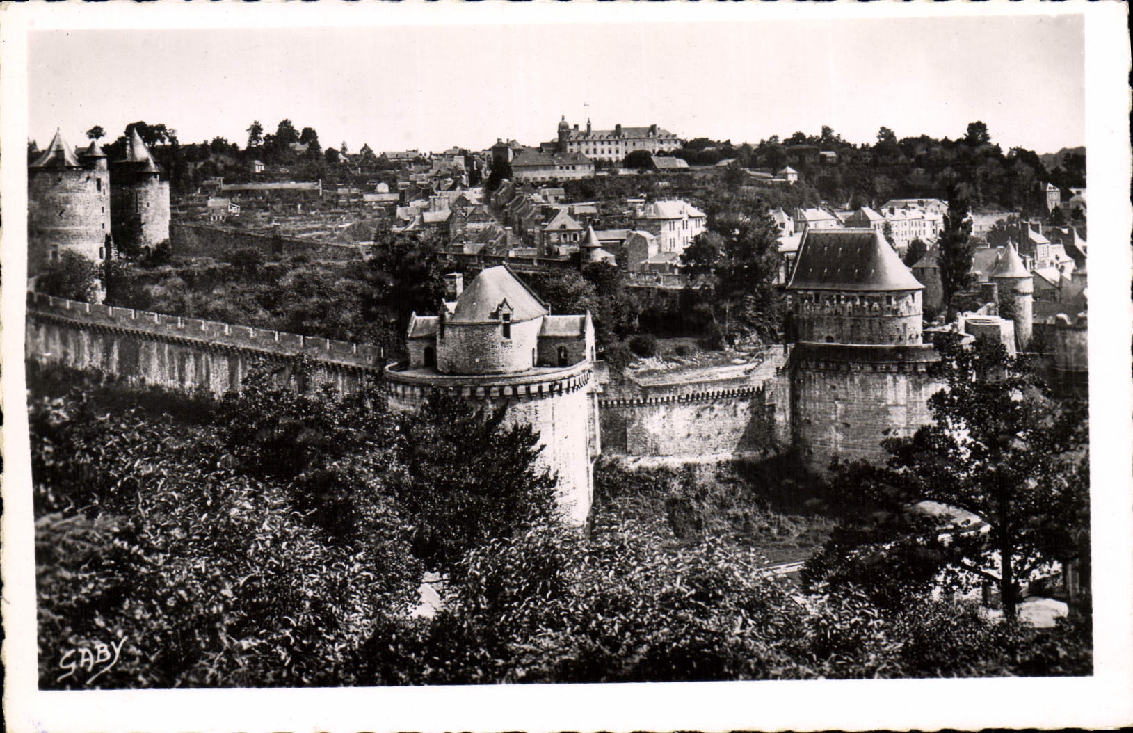 CPM Fougeres Le Chateau les Remparts et les Tours