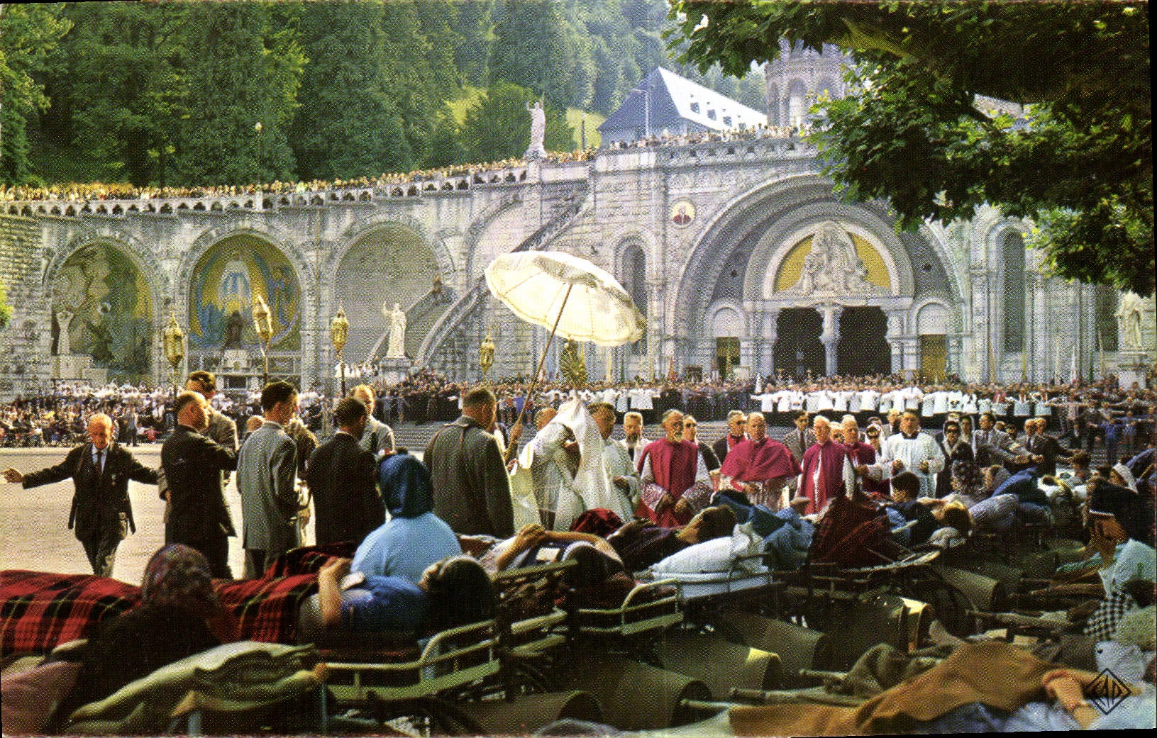 CPM Lourdes Benediction des malades sur l'esplanade