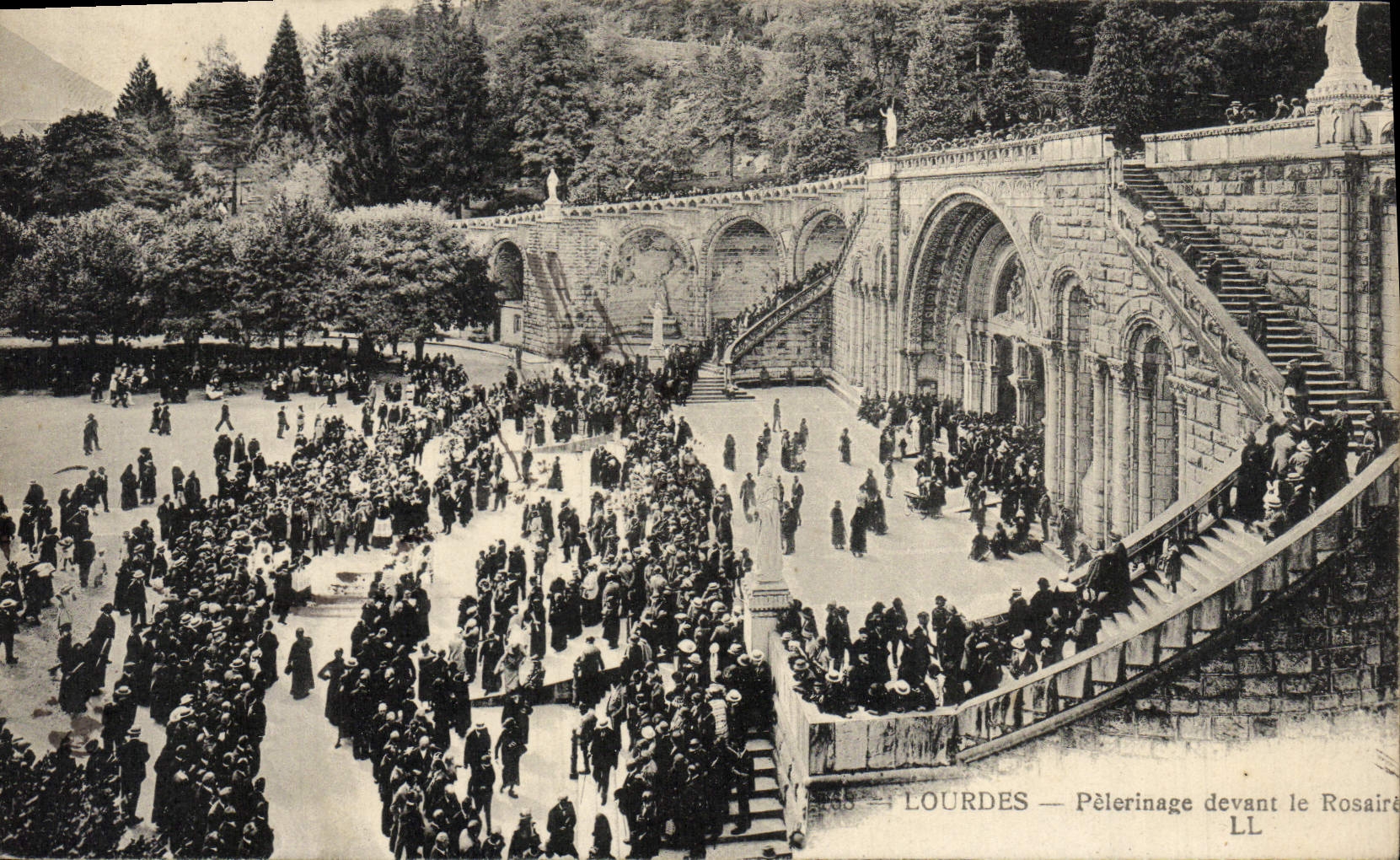 Peregrinaje de Loureds de la POSTAL de la VENDIMIA delante del rosario