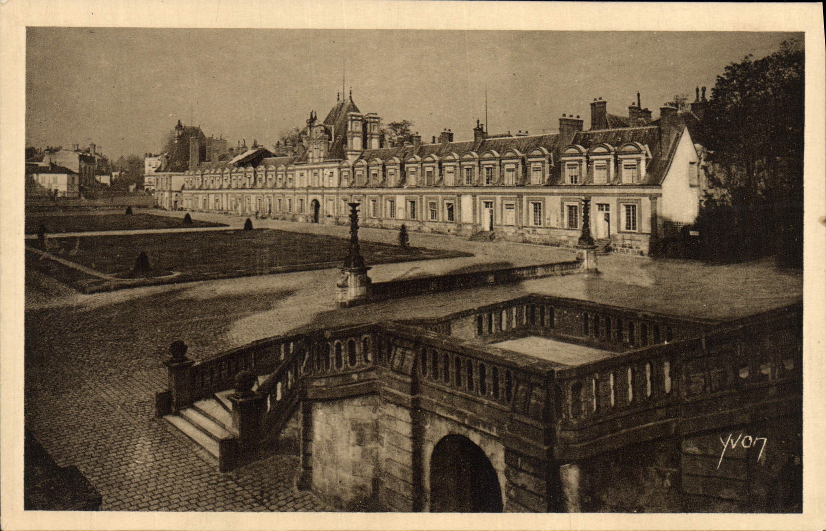 CPA Palais De Fontanebleau Aile des Ministres et cour des Adieux