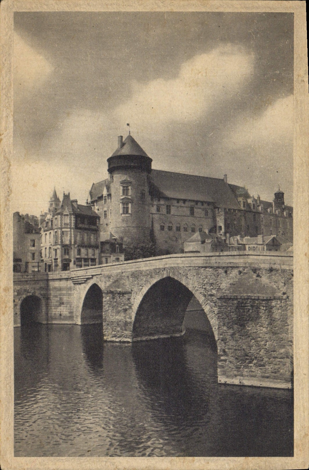Castillo viejo de Laval de la POSTAL de la VENDIMIA y el puente