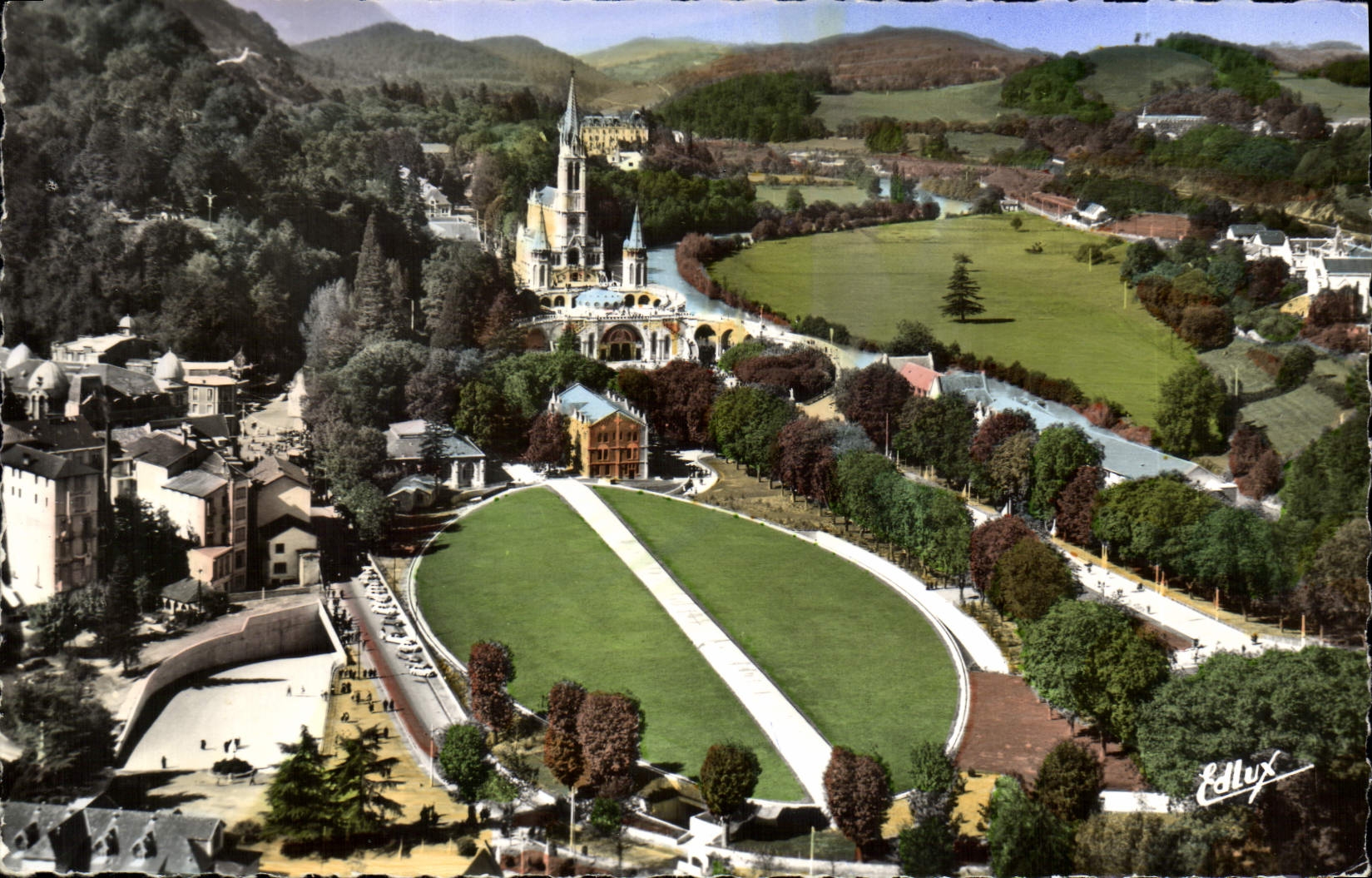 CPM Lourdes La Basilique et la Basilique souterraine St Pie X