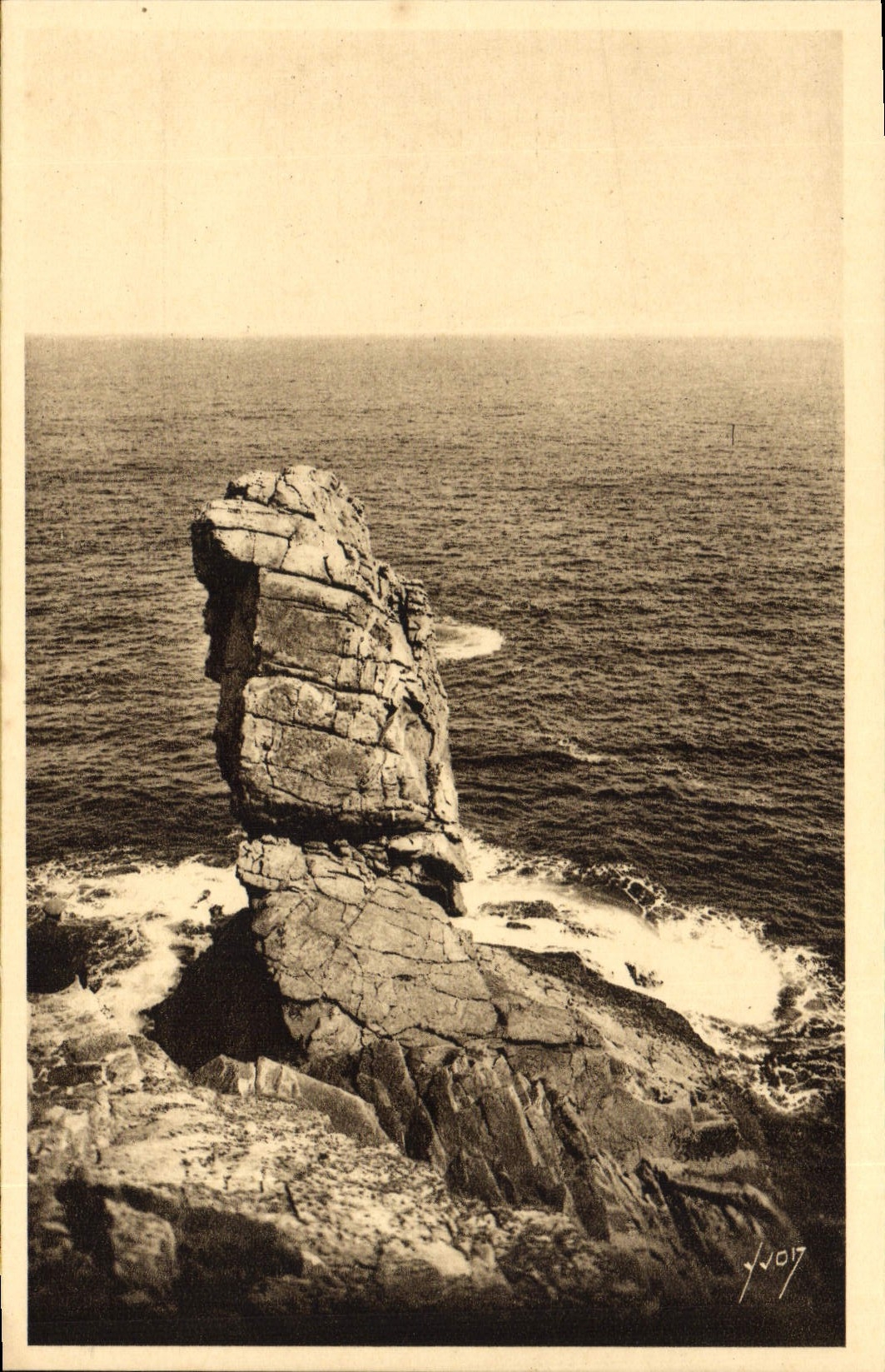 CPA Pointe Du Raz De Sein La Baie des Trepasses Le menhir