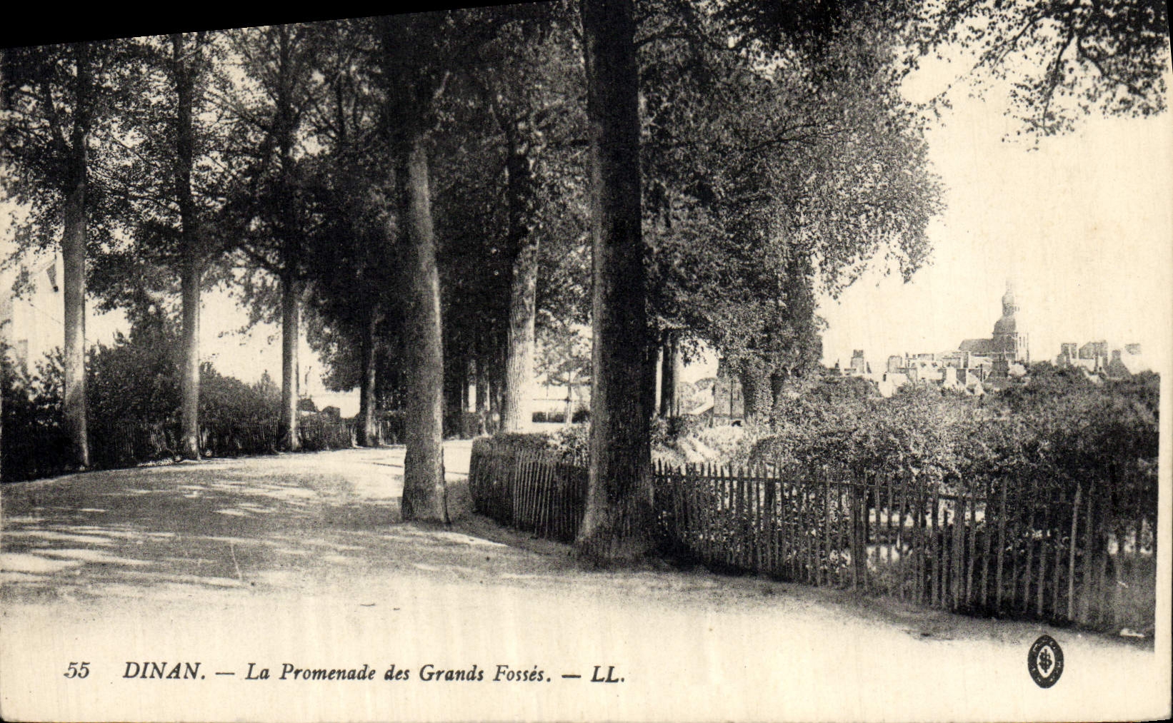 VINTAGE POSTCARD Dinan the Walk of Large the Pits