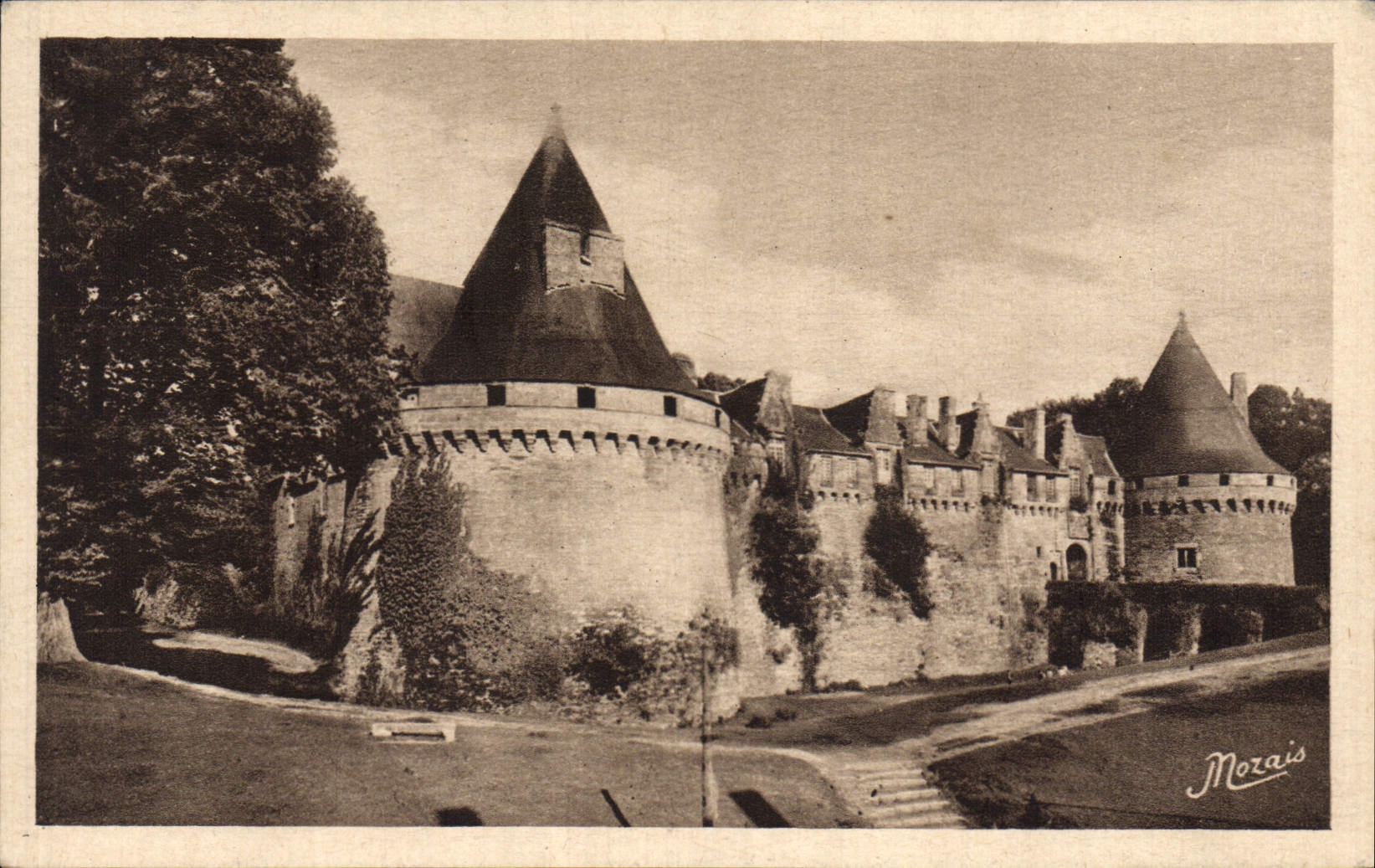 VINTAGE POSTCARD Pontivy Frontage of the strong Castle of the Lords of Rohan