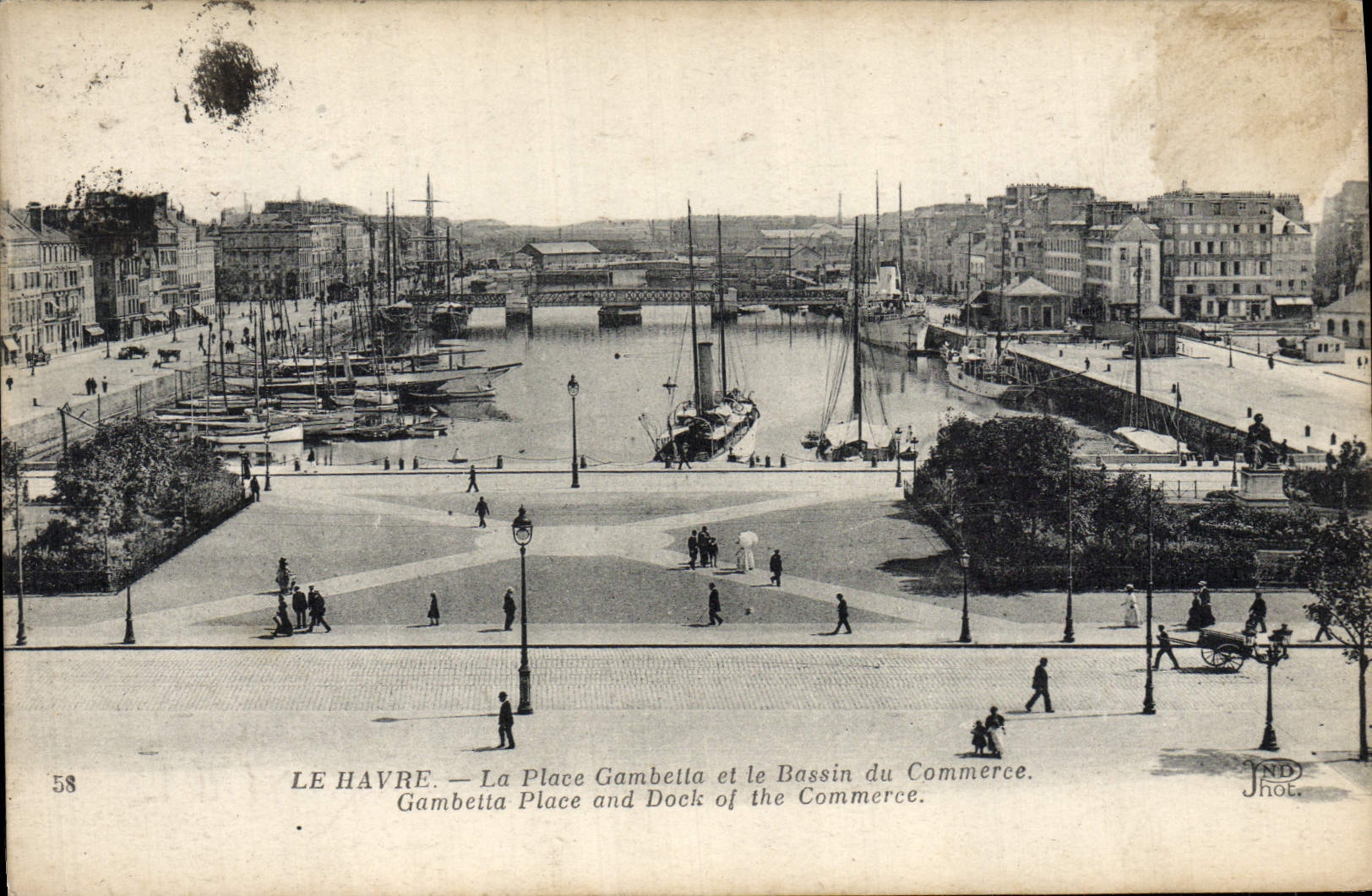 CPA Le Ha La Place Gambetta et le Bassin du Commerce Bateaux
