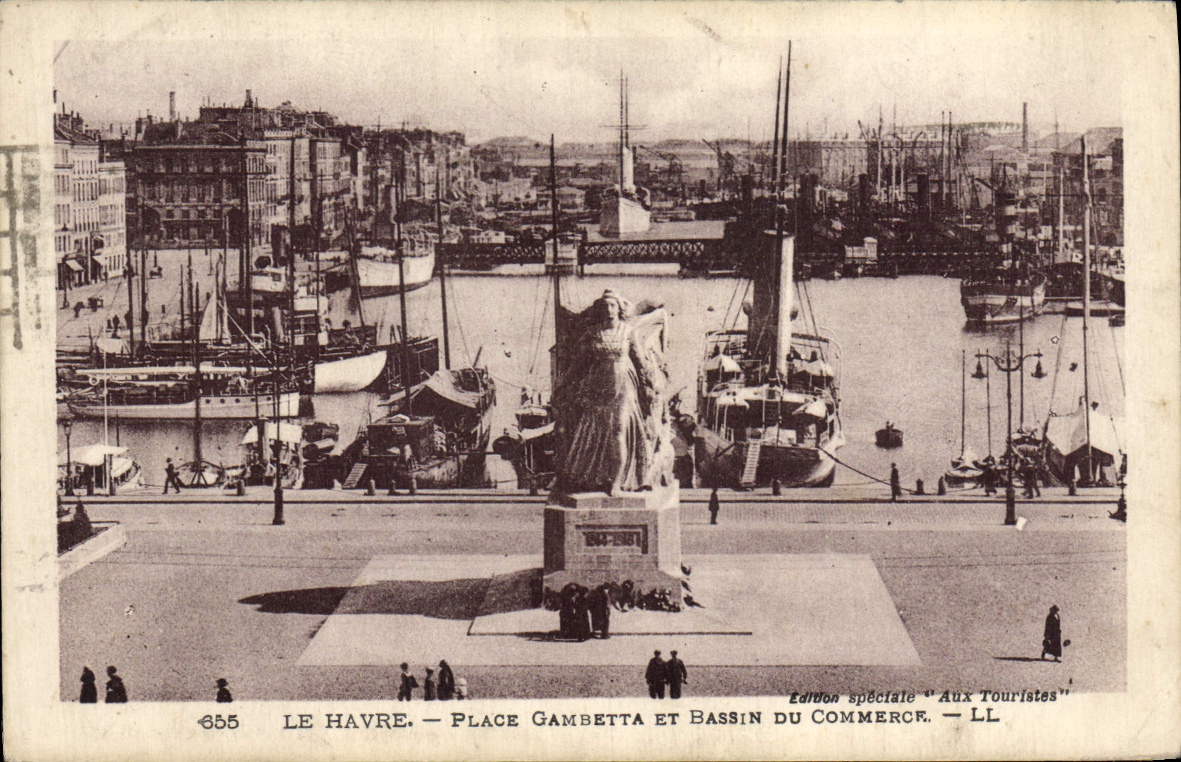 CPA Le Ha La Place Gambetta et le Bassin du Commerce Bateaux