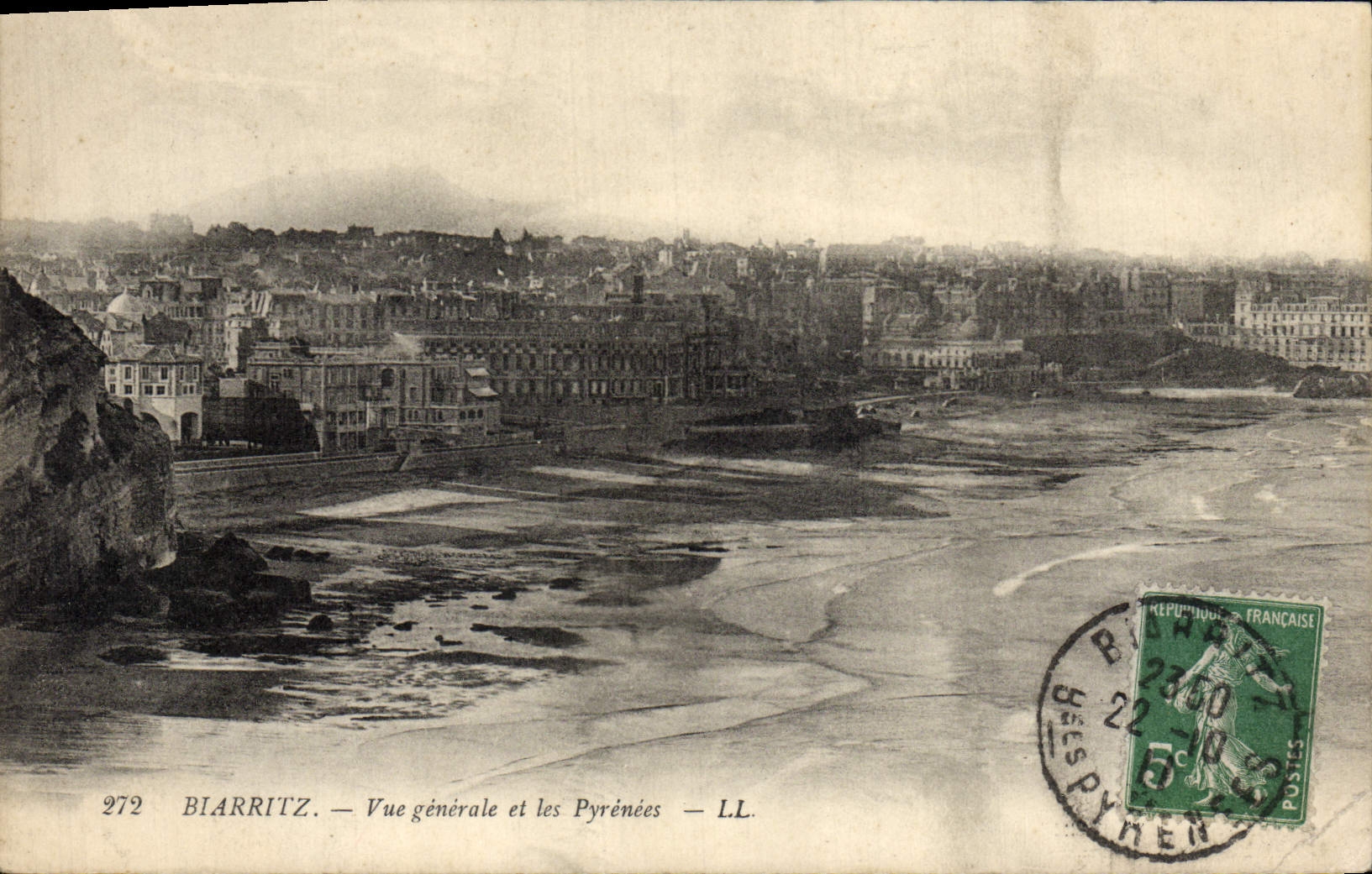 CPA Biarritz Vue Generale et les Pyrenees