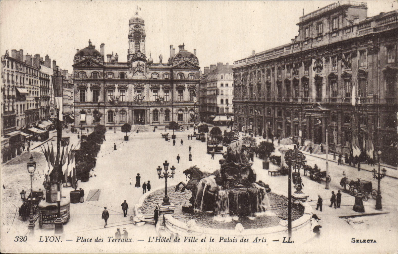 VINTAGE POSTCARD Lyon Places Of Terraux the town hall and the palate of Arts
