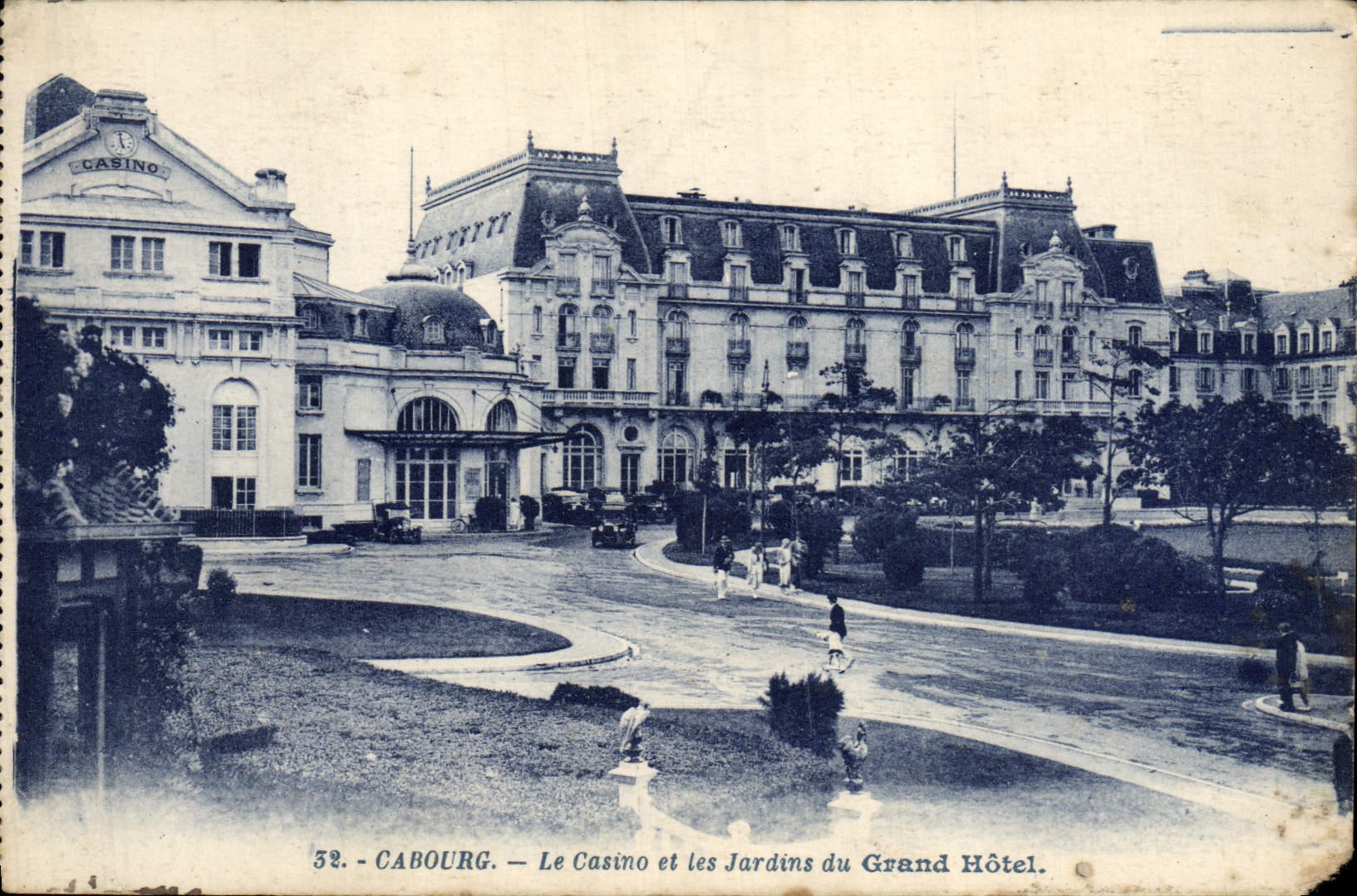 POSTAL Cabourg Castino de la VENDIMIA y jardines del hotel grande