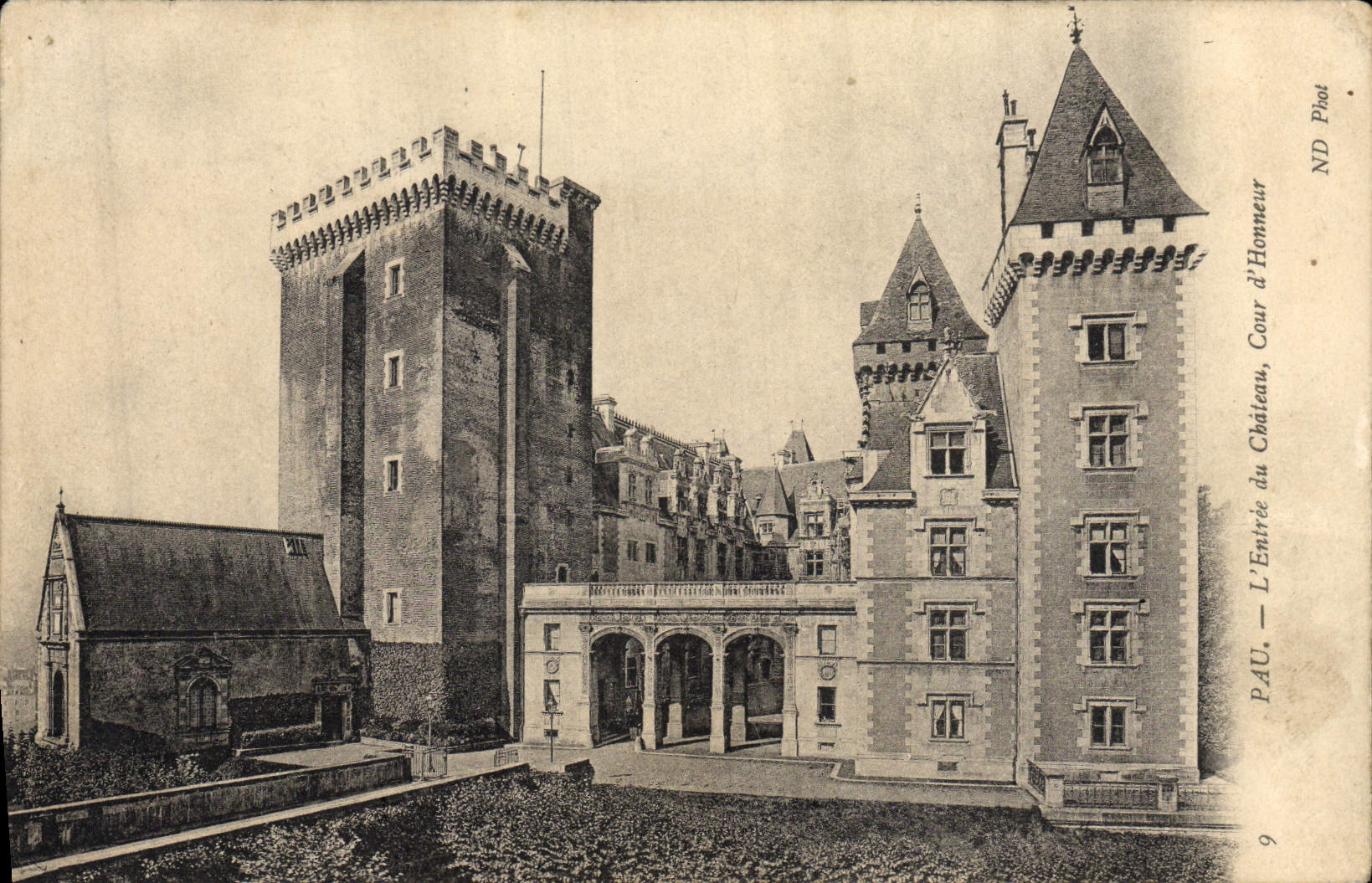 CPA Pau L'Entree du Chateau Cour d'Honneur 