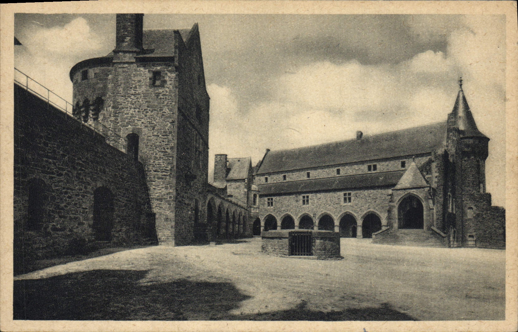 La POSTAL Vitre de la VENDIMIA el castillo sigue siendo duques de Tremoille y de la vuelta de Argentiere