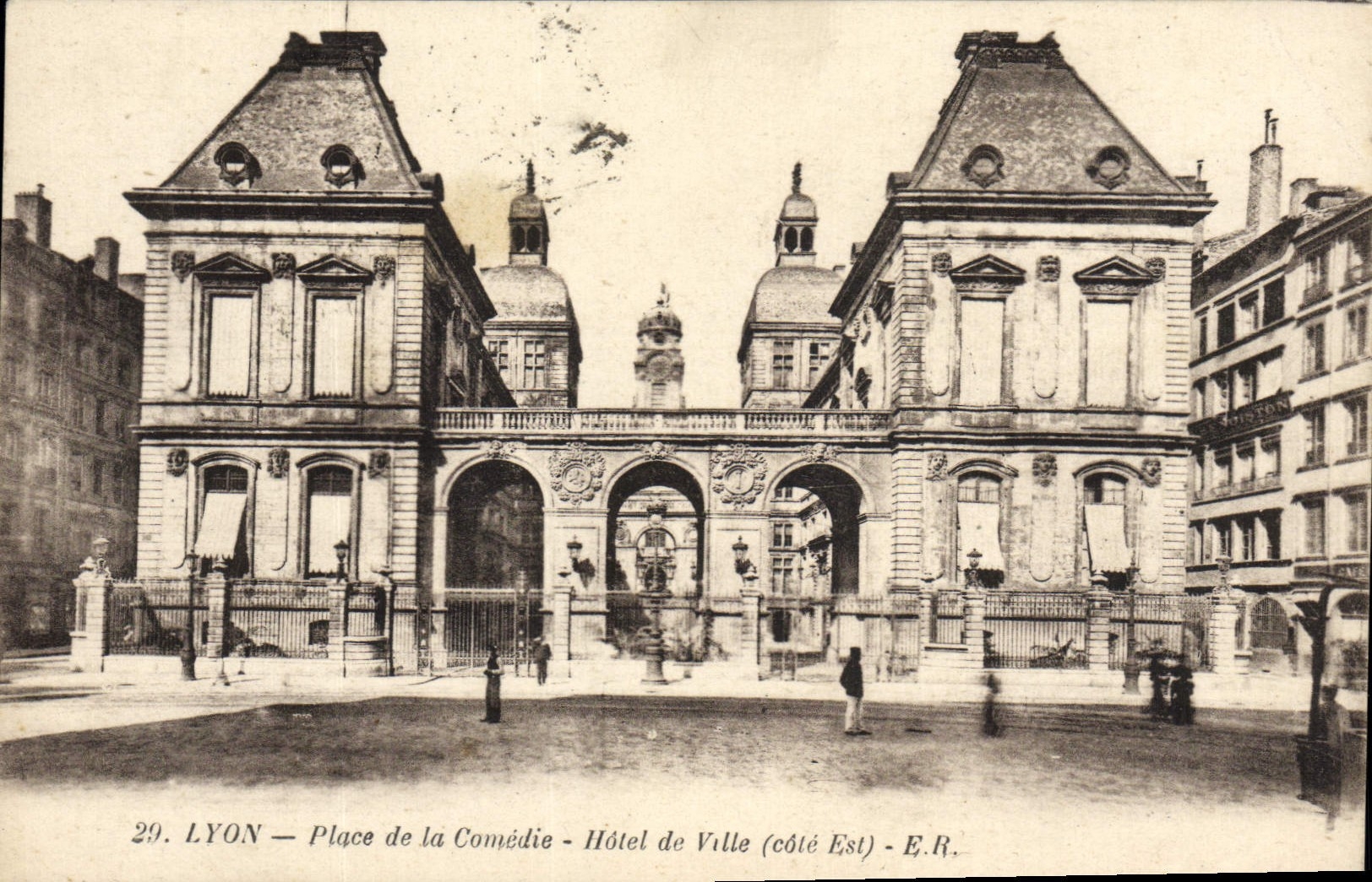 La POSTAL Lyon de la VENDIMIA coloca el ayuntamiento de la comedia