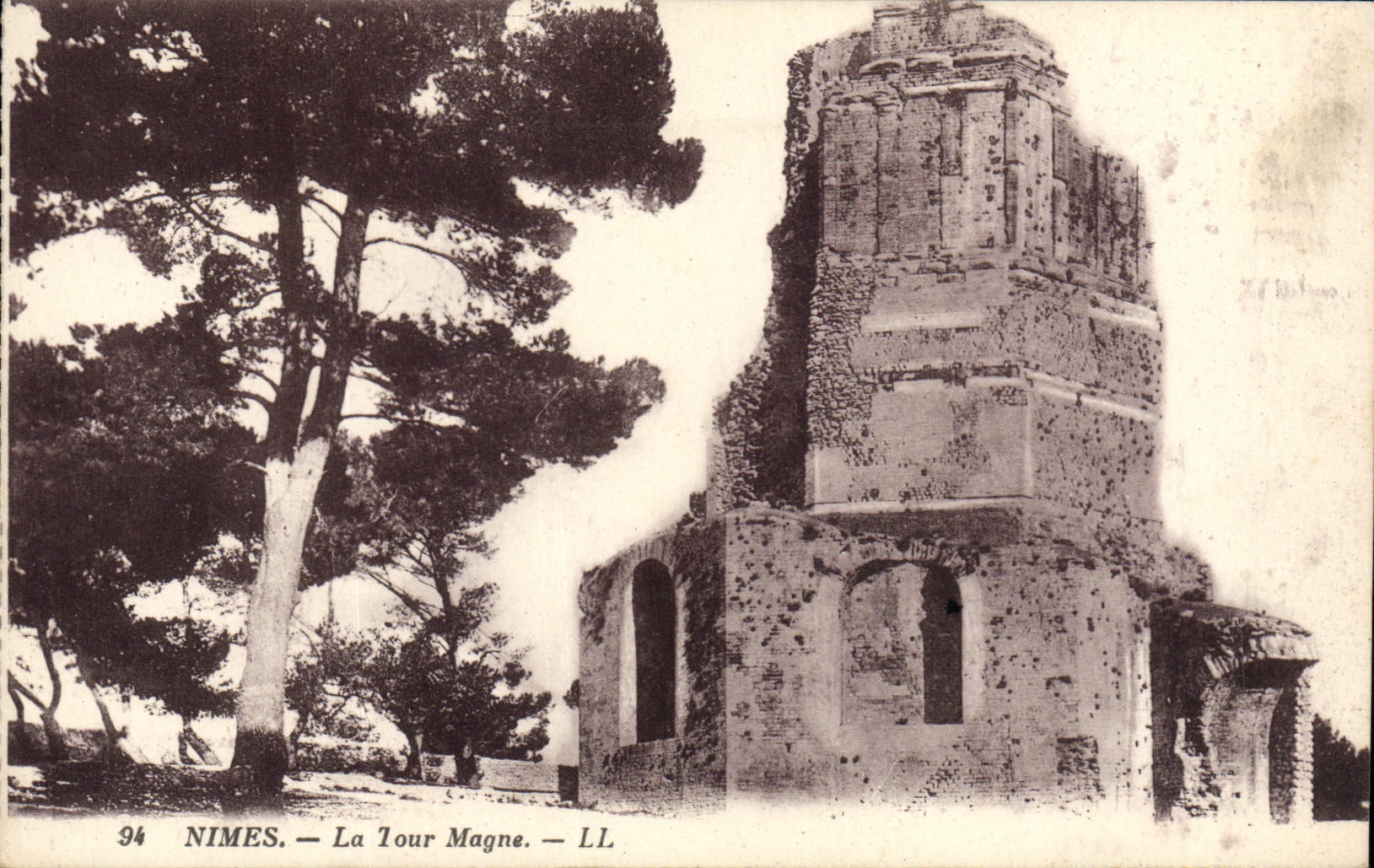 CPA Nimes La Tour Magne 