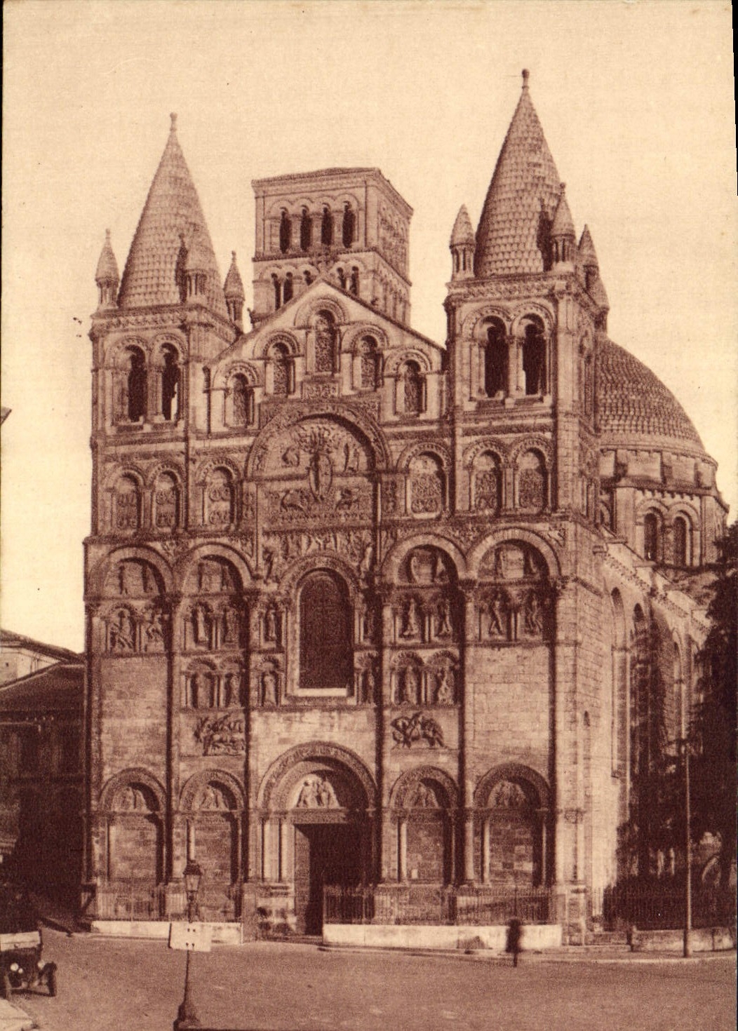 VINTAGE POSTCARD Angouleme Frontage of the cathedral Saint Pierre