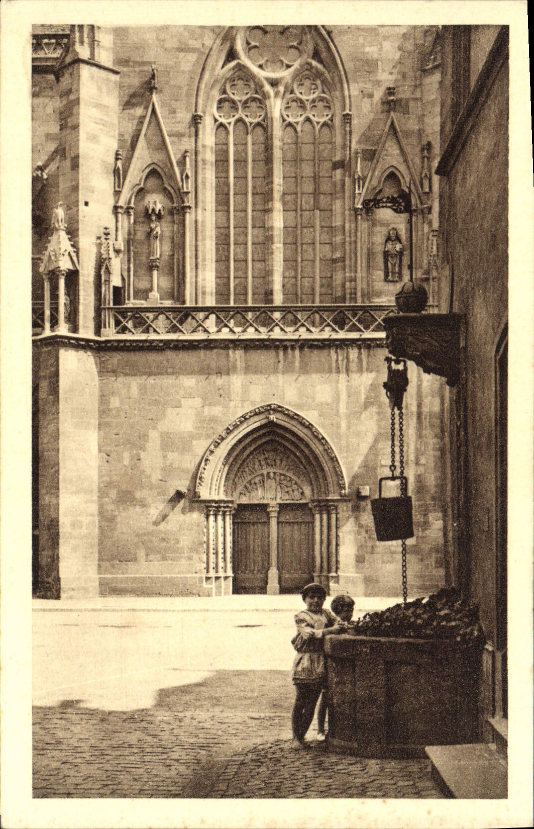 POSTAL Colmar de la VENDIMIA los niños de la catedral con el pozo