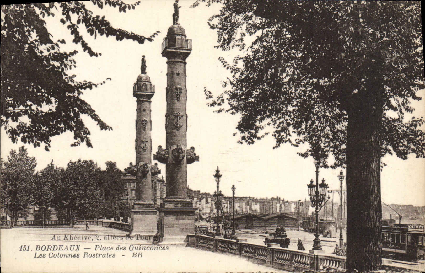 CPA Bordeaux Place des Quinconces Les colonnes rostrales Tramway